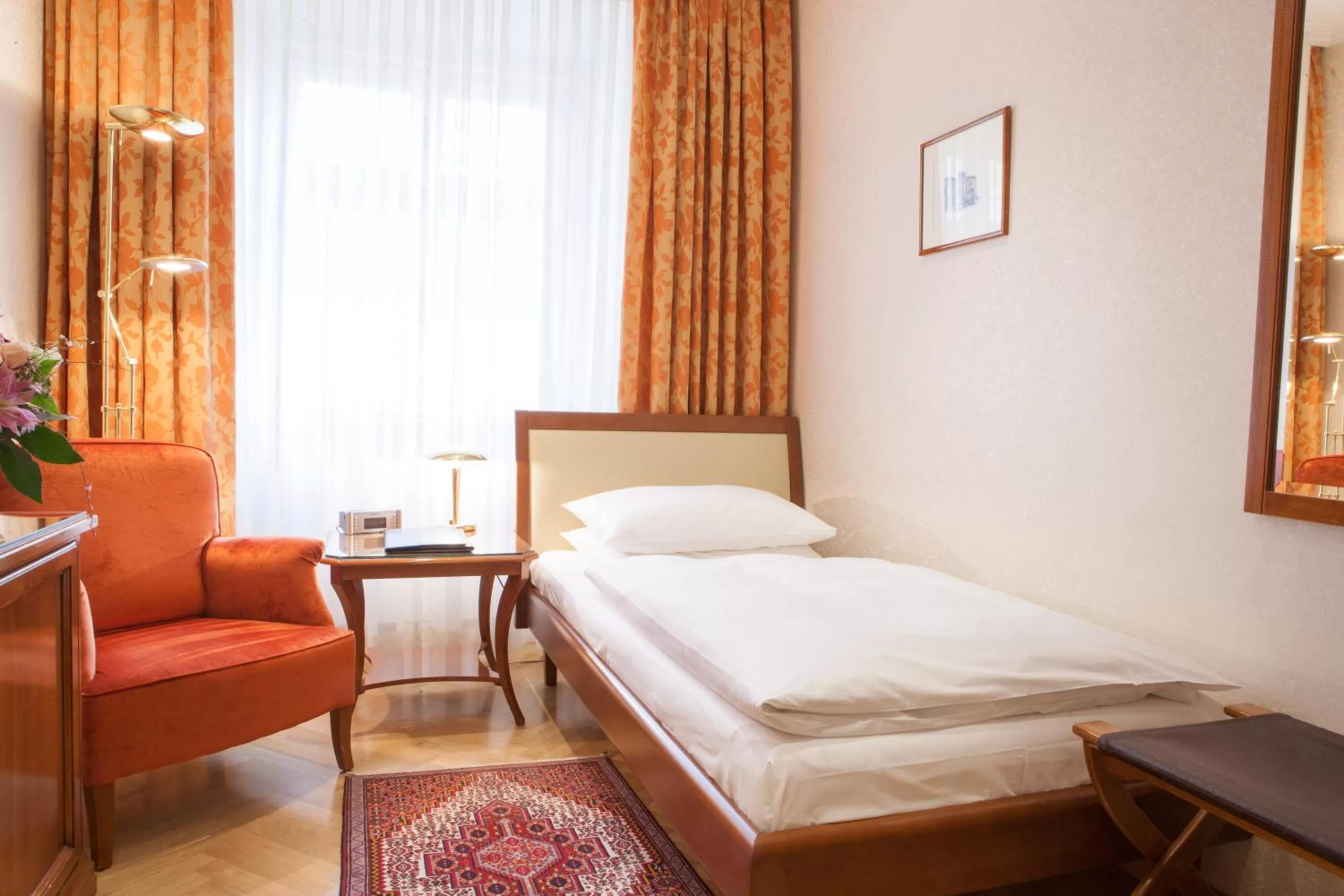 Photo of the whole room, Bed in Hotel Kaiserin Elisabeth