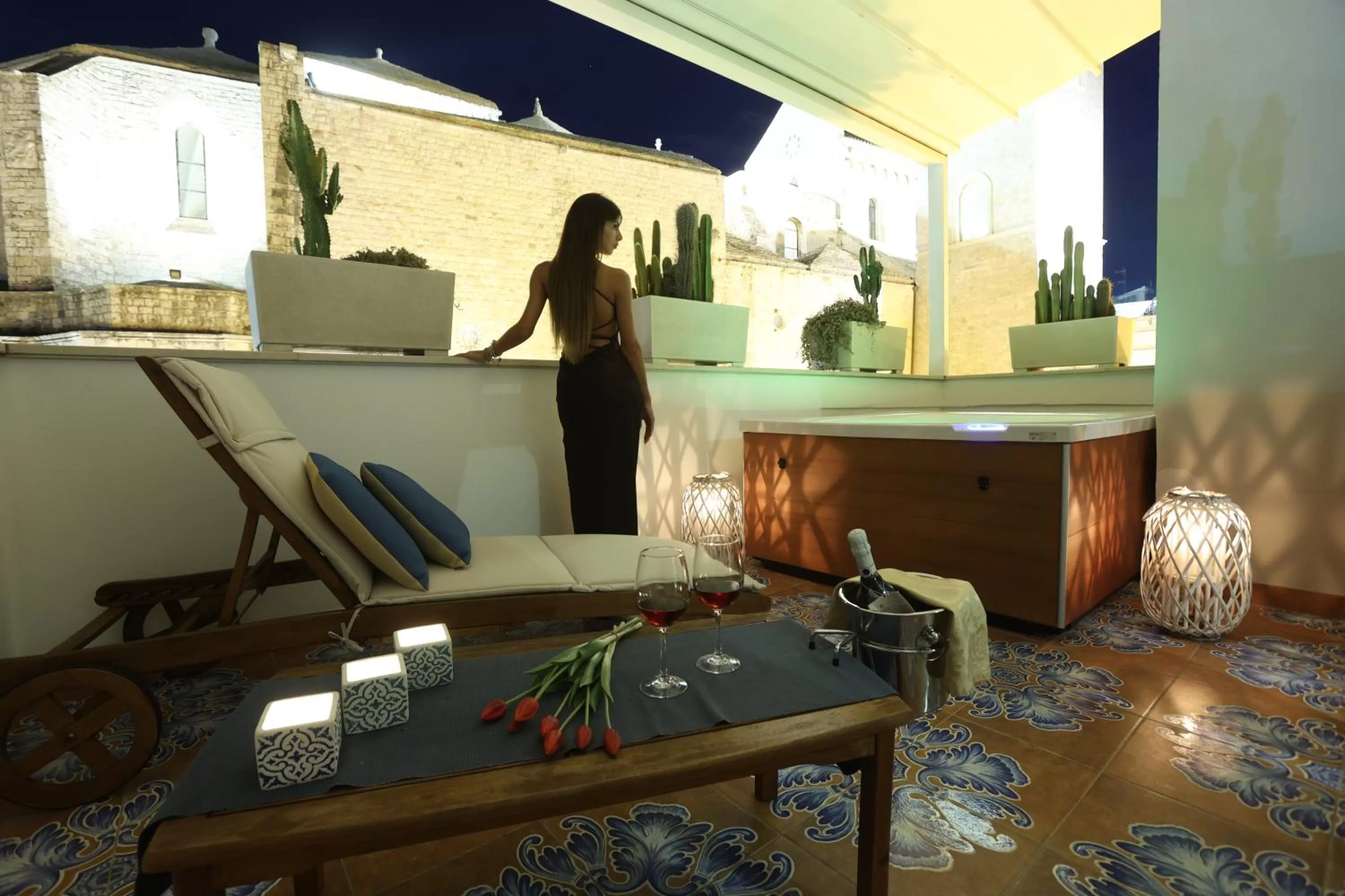 Hot Tub in Mare Versus Luxury Suites