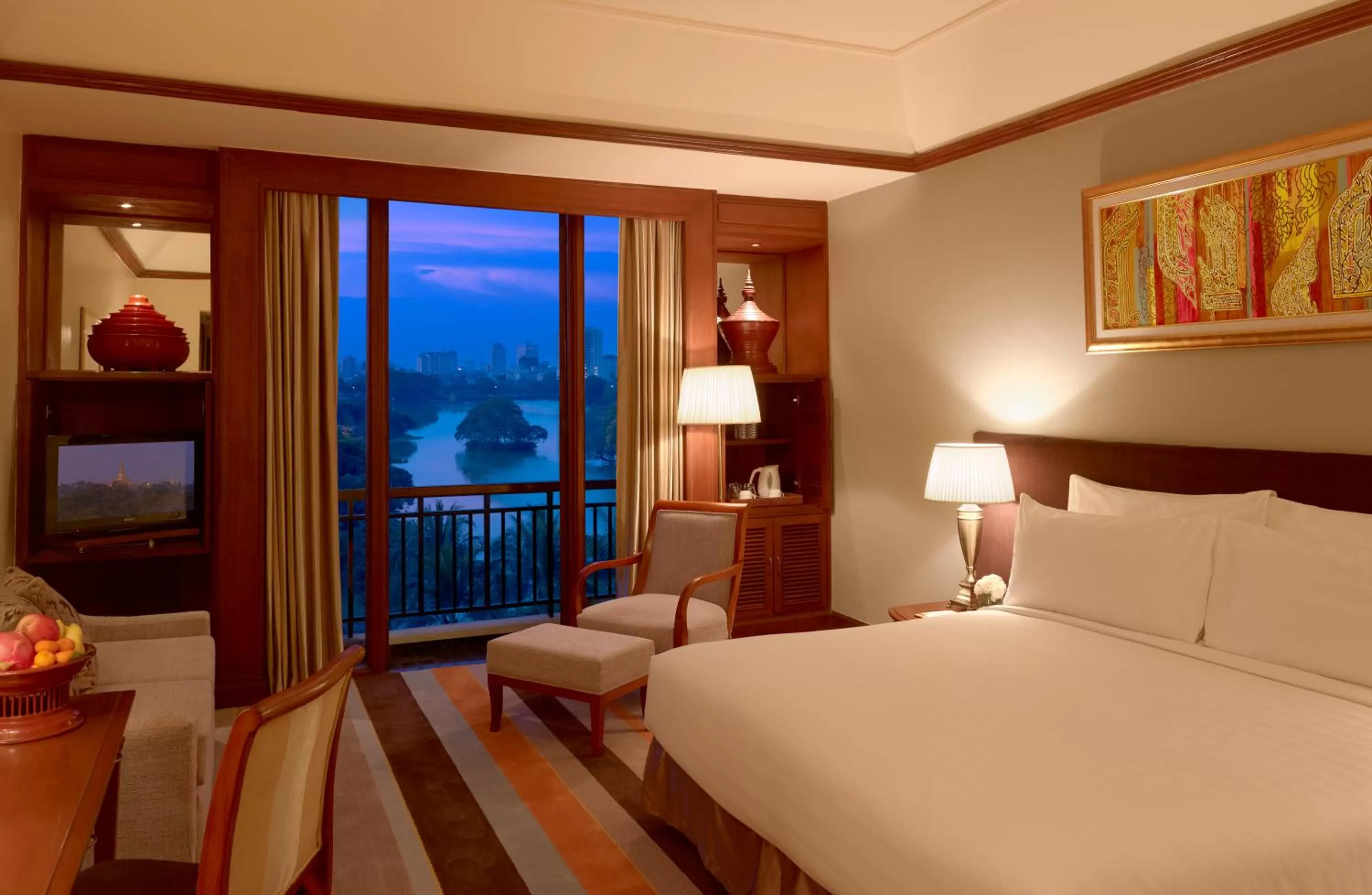 Balcony/Terrace, Bed in Chatrium Hotel Royal Lake Yangon