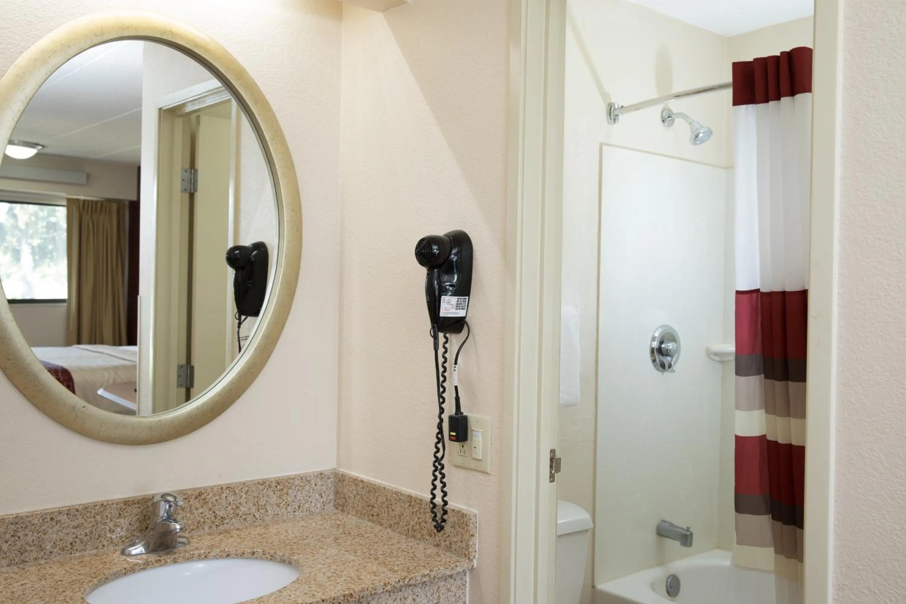 Bathroom in Red Roof Inn Cincinnati Northeast - Blue Ash