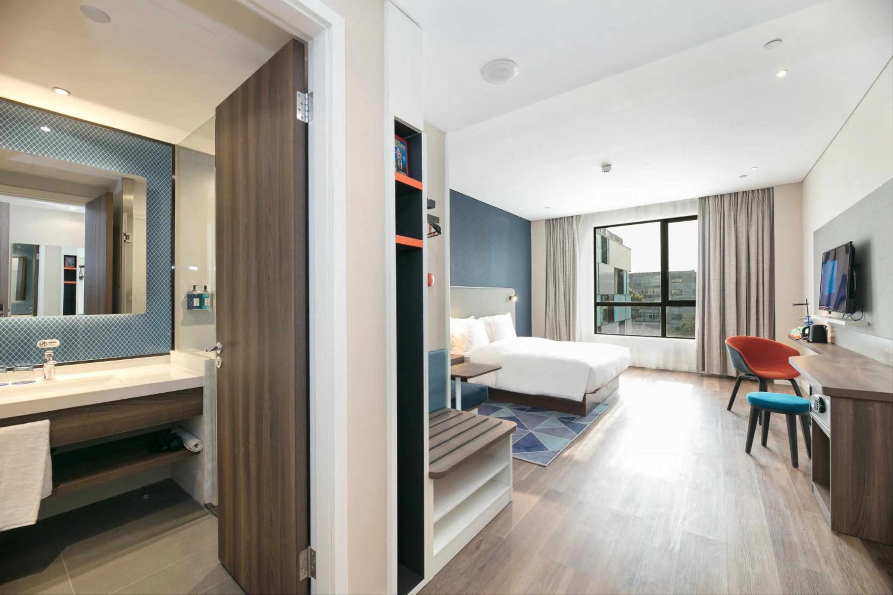 Photo of the whole room, Bed in Holiday Inn Express Hangzhou Xixi Tourism Zone by IHG