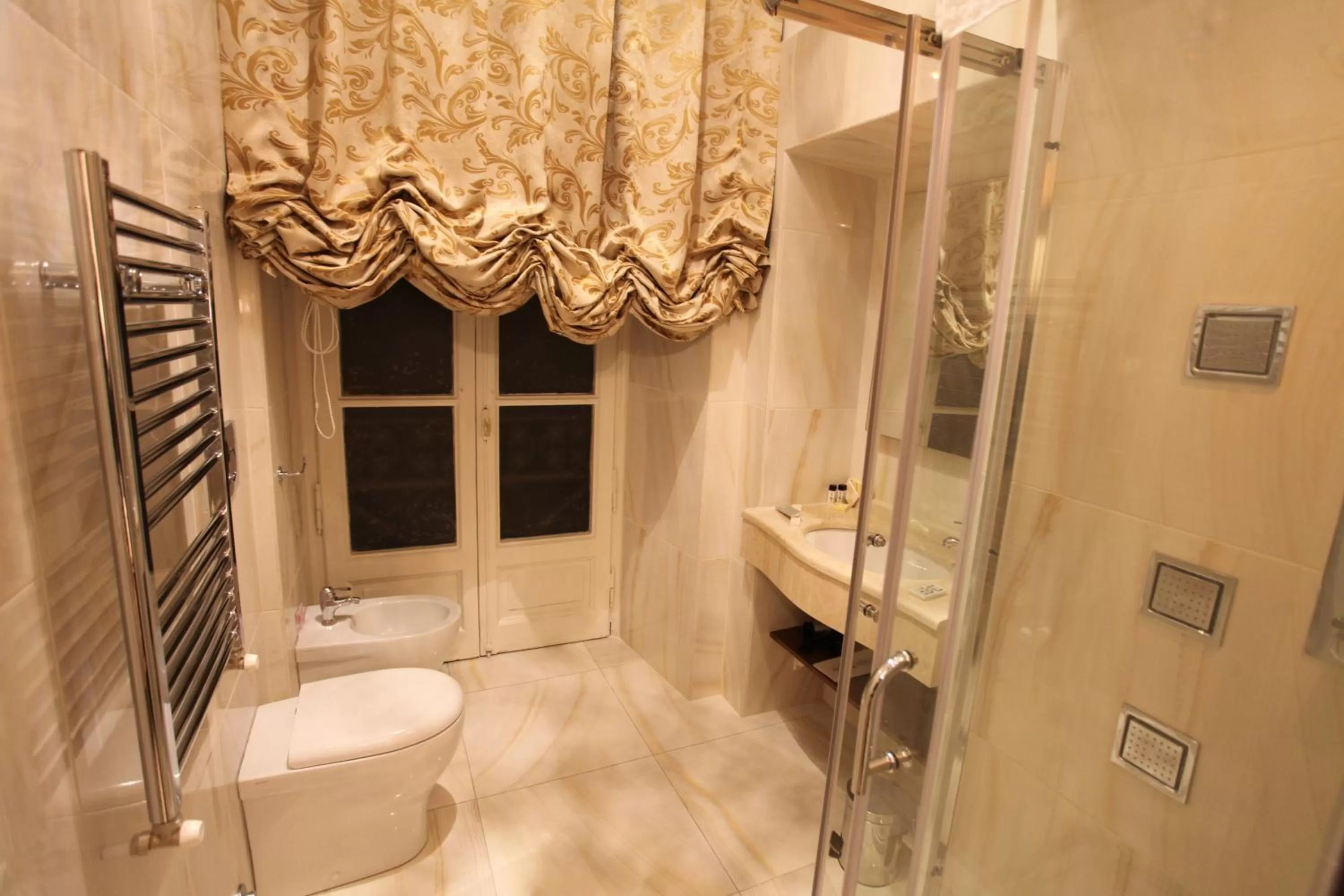 Shower in B&B Roma Royal Residence