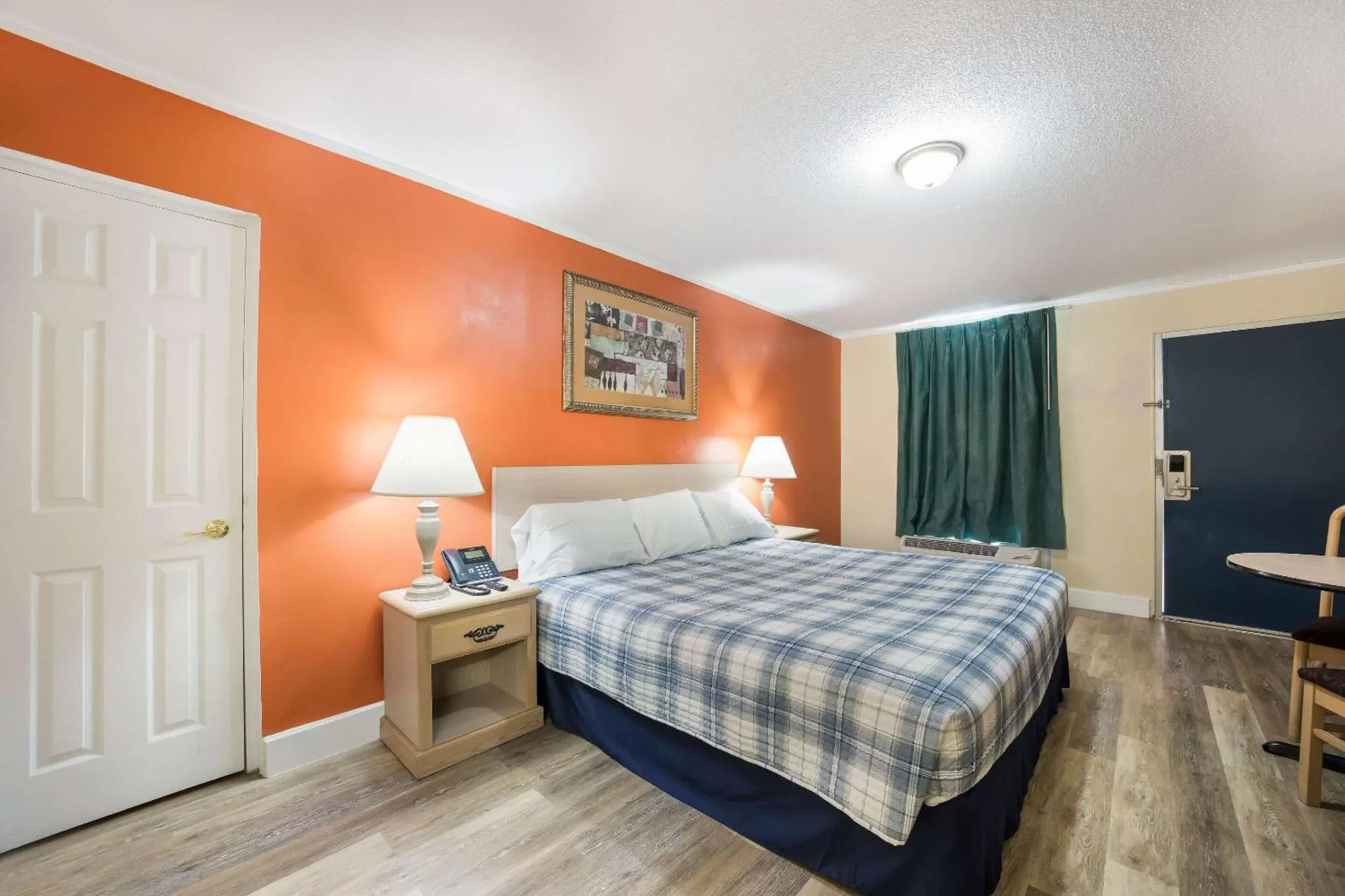 King Room - Accessible/Smoking in Rodeway Inn King Room - Accessible/Smoking in Rodeway Inn