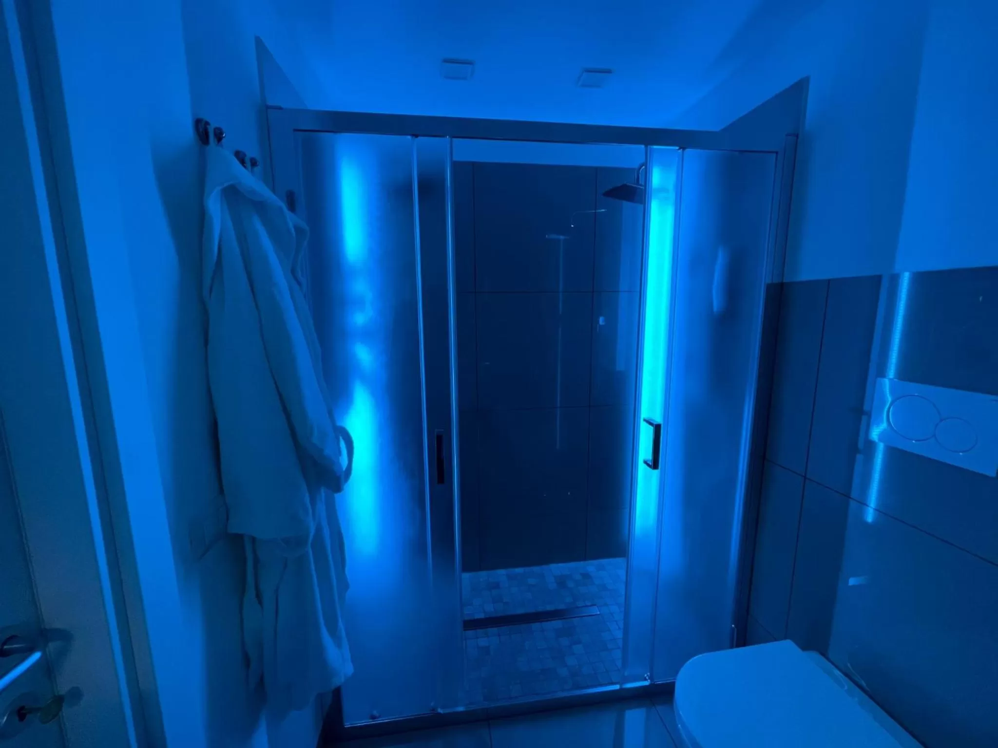 Shower, Bed in Suite Ciclopi Acitrezza