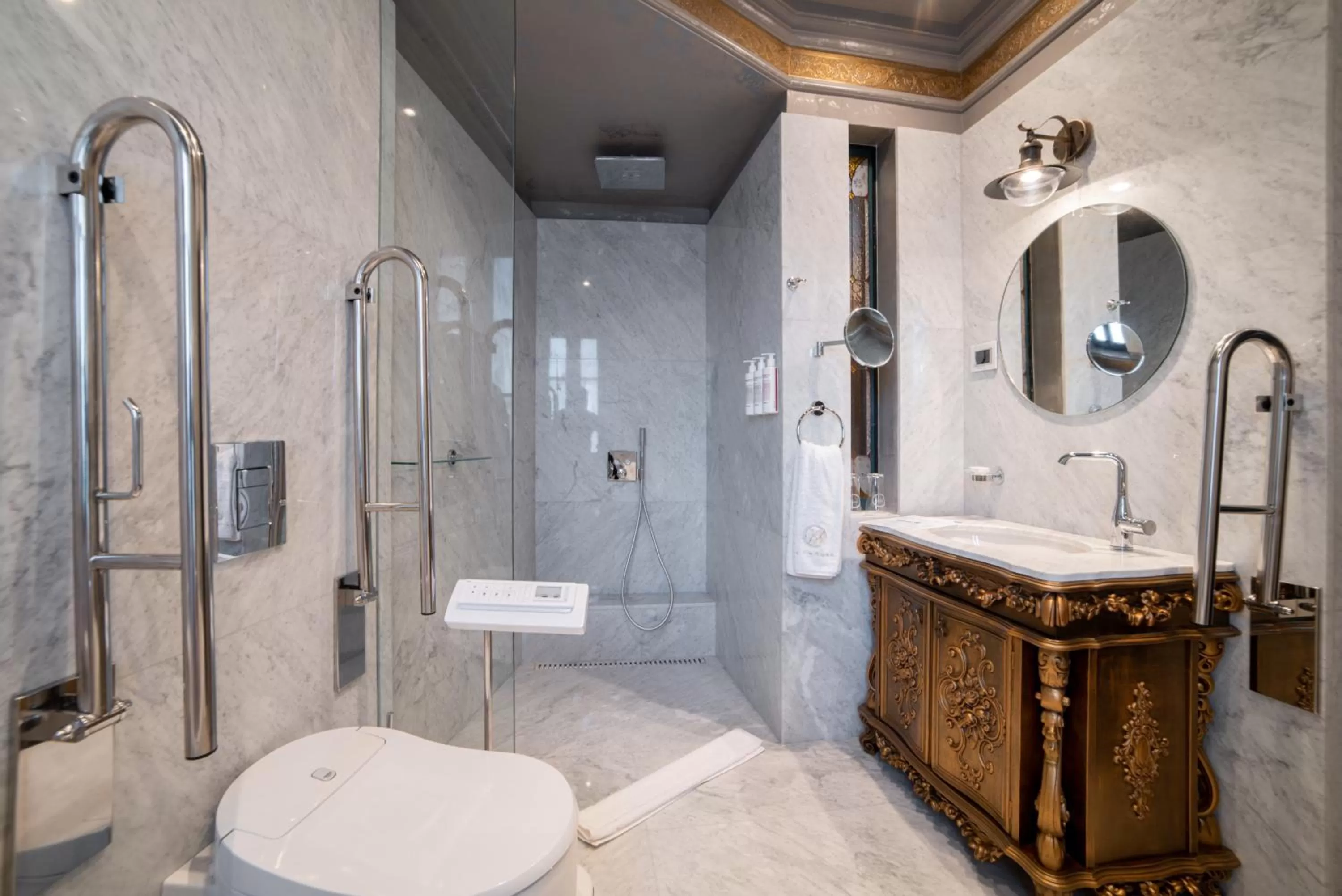 Shower in Bey House Royal Hotel