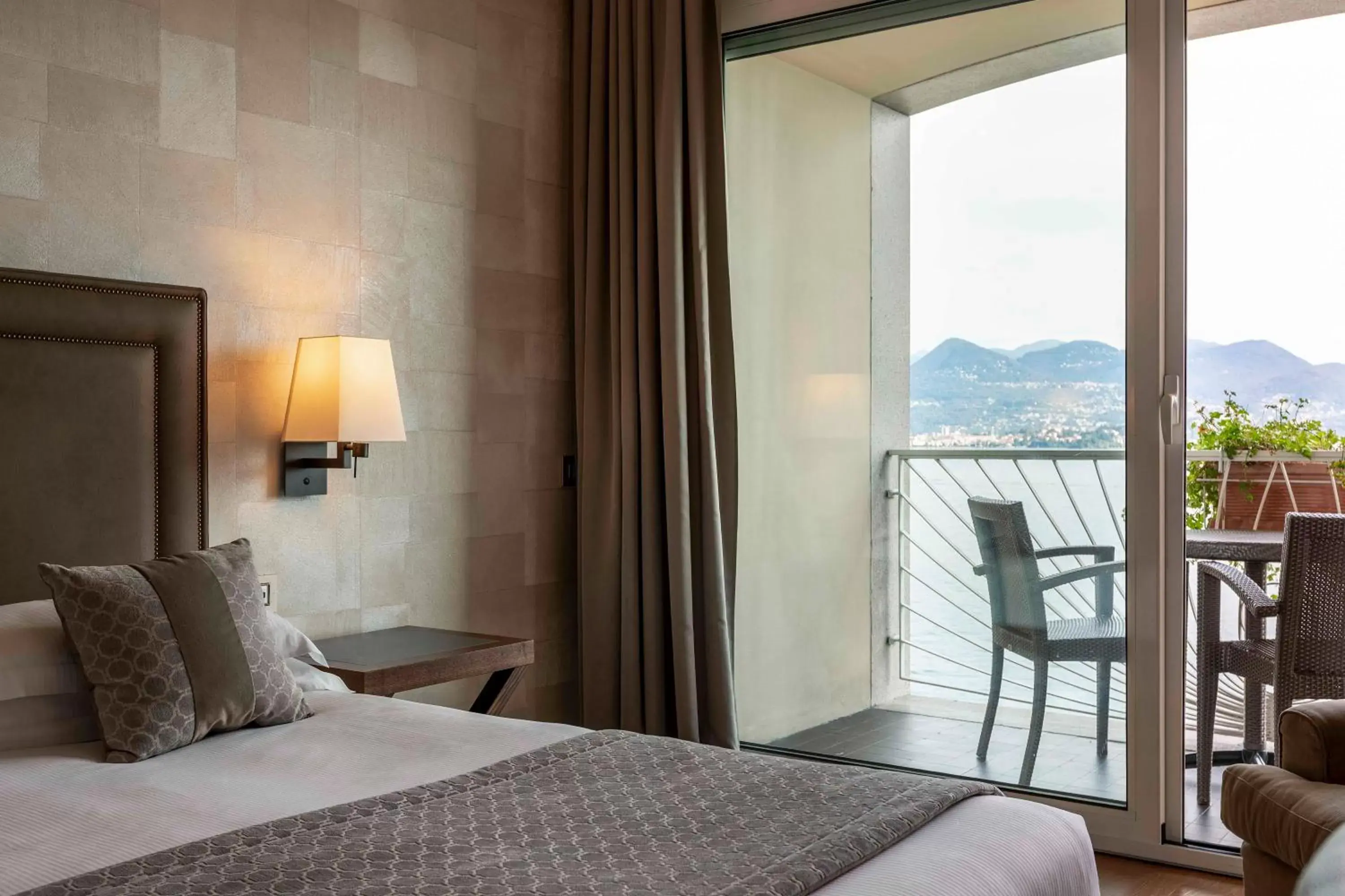 Deluxe Double or Twin Room with Lake View in Hotel La Palma Deluxe Double or Twin Room with Lake View in Hotel La Palma