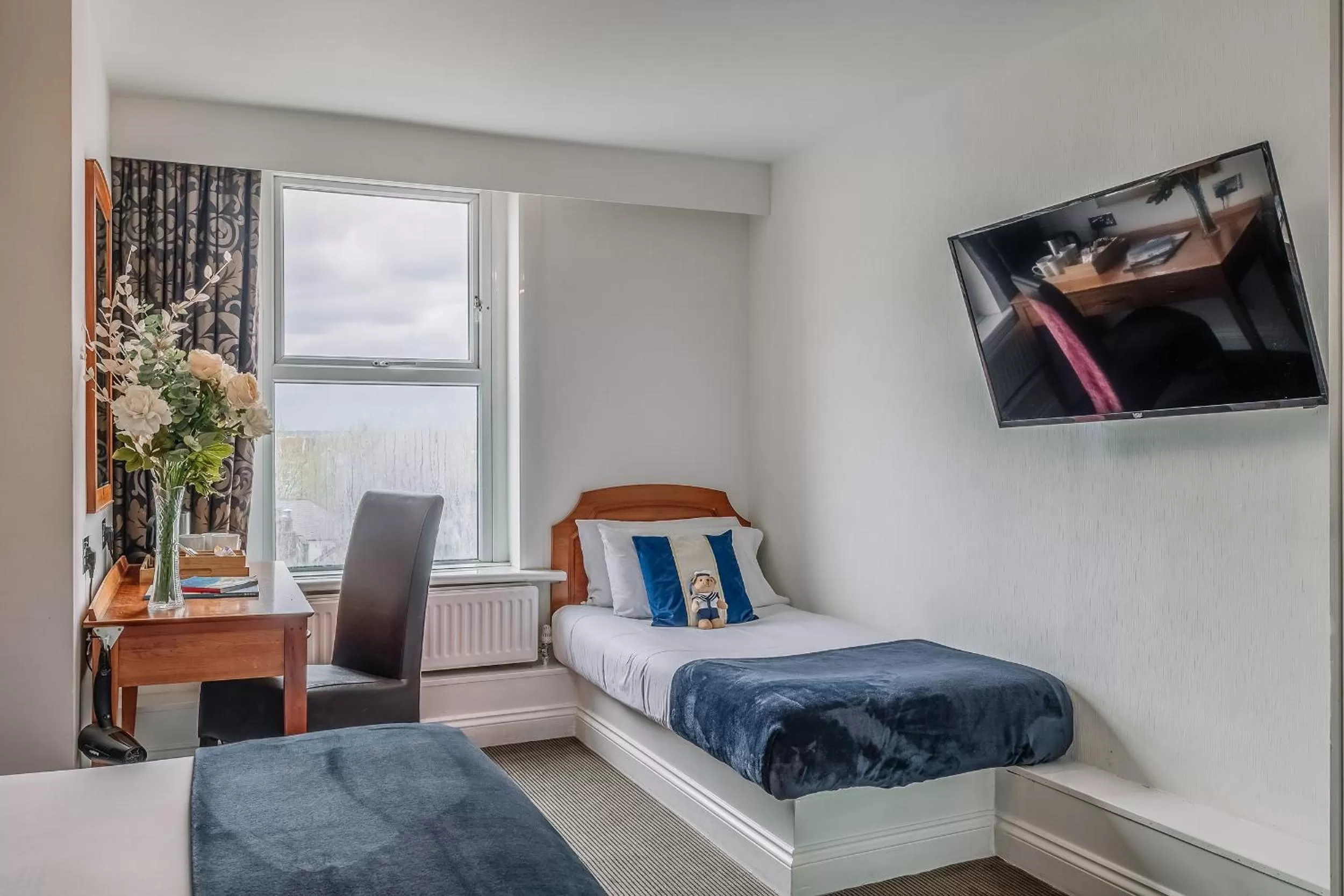 View (from property/room), Bed in Muthu Westcliff Hotel (Near London Southend Airport)