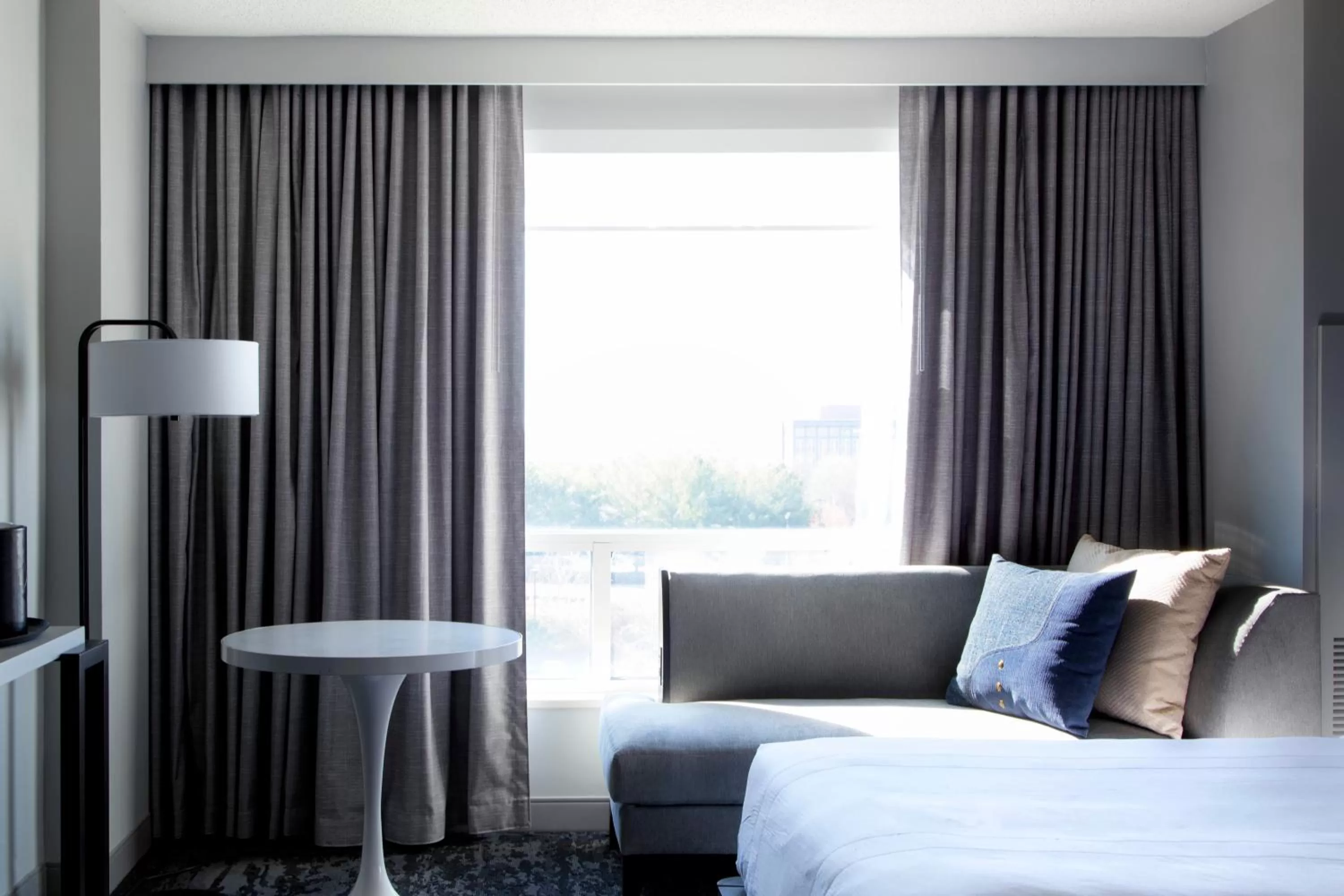 Seating area, Bed in Franklin Marriott Cool Springs