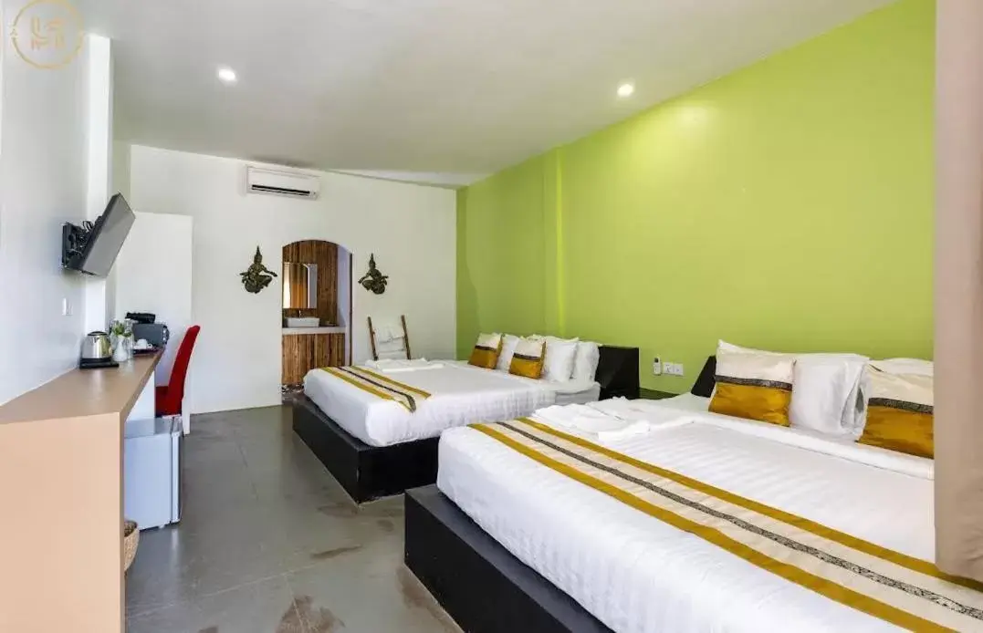 Family Room with Garden View in Green BOUTiQUE Family Room with Garden View in Green BOUTiQUE