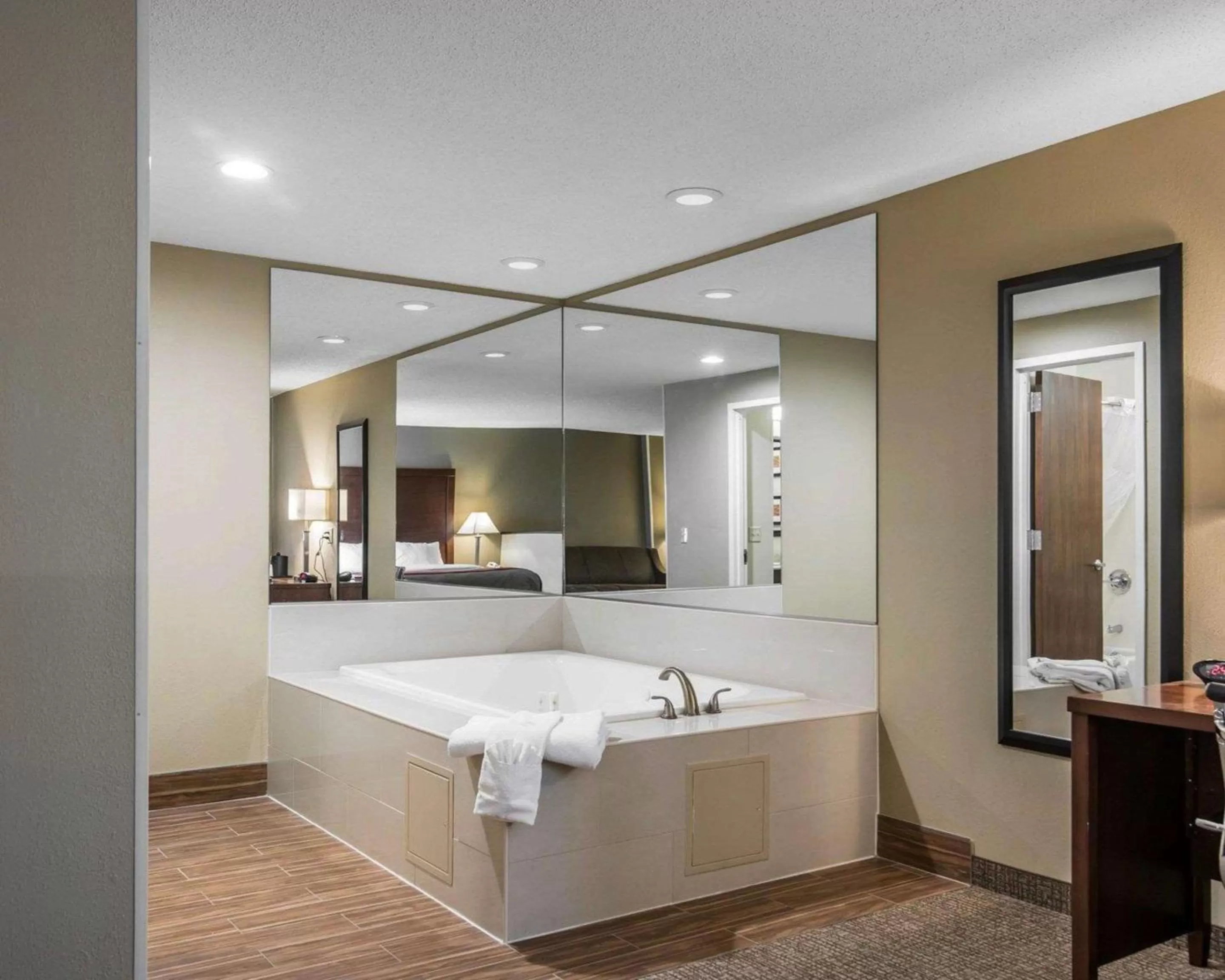 Photo of the whole room, Bed in Comfort Inn Saugerties