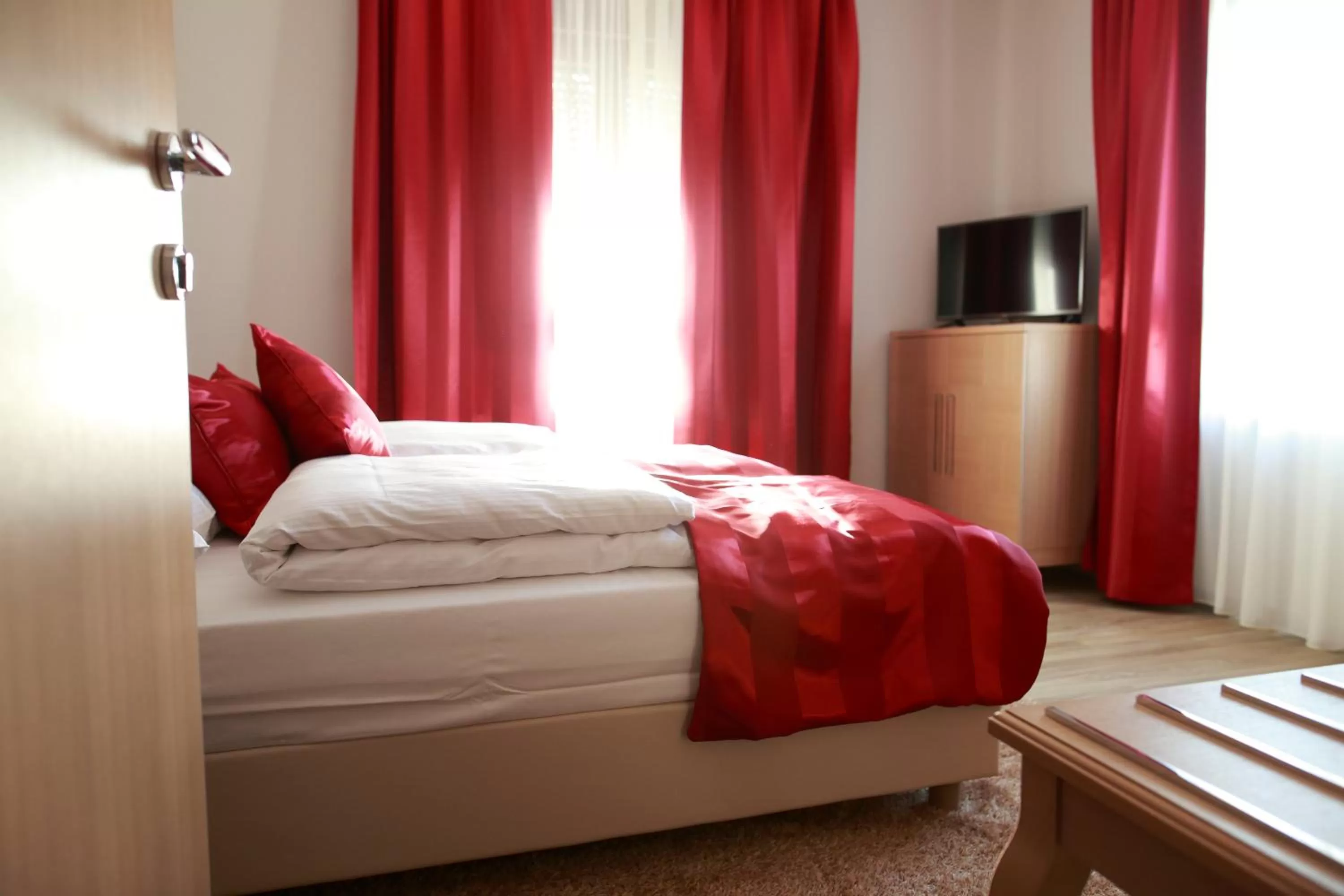 TV and multimedia, Bed in Hotel Raca