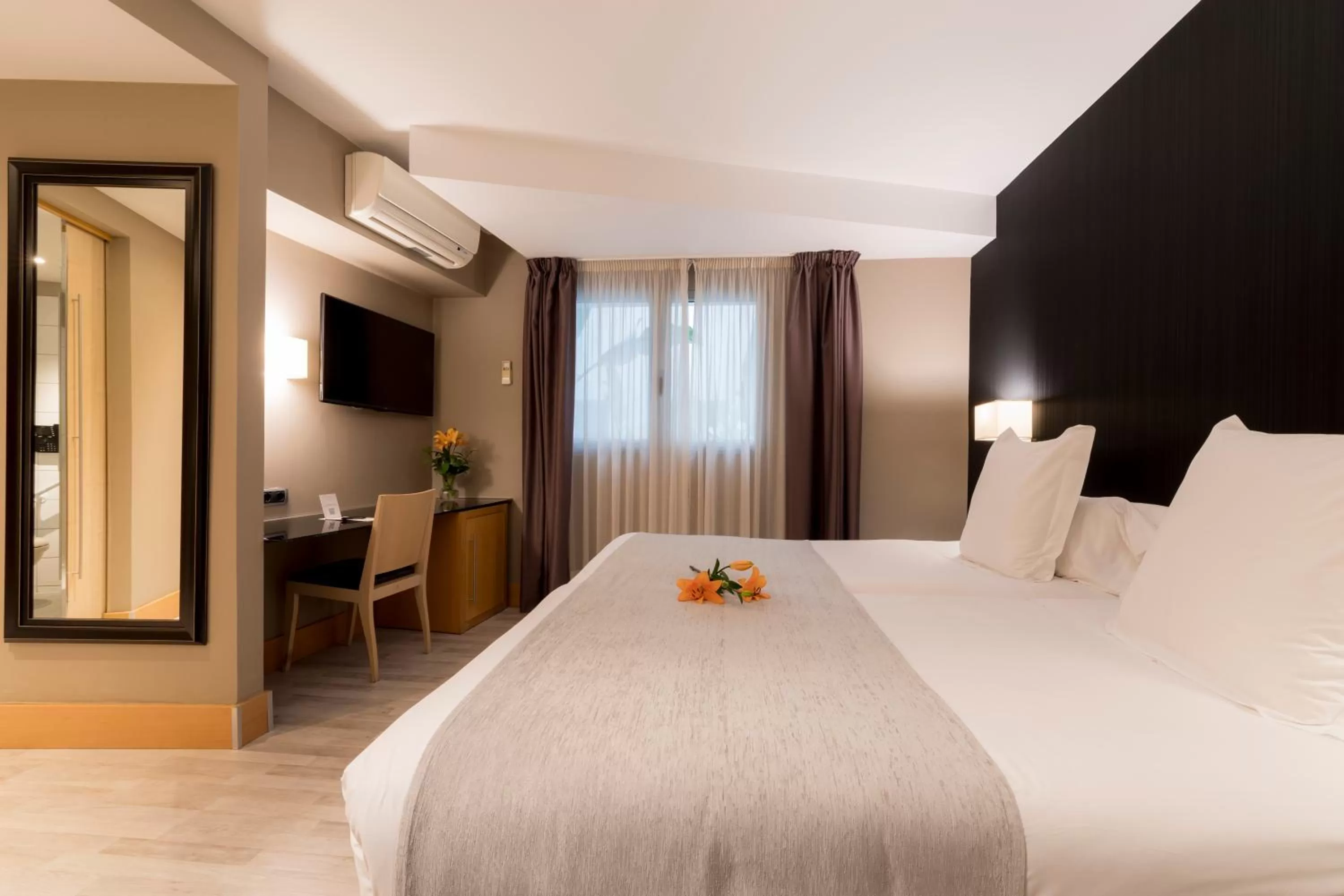 Facility for disabled guests, Bed in Hotel Plaza