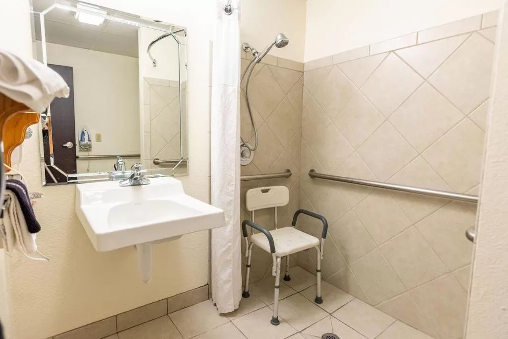 Bathroom in Savannah House Hotel