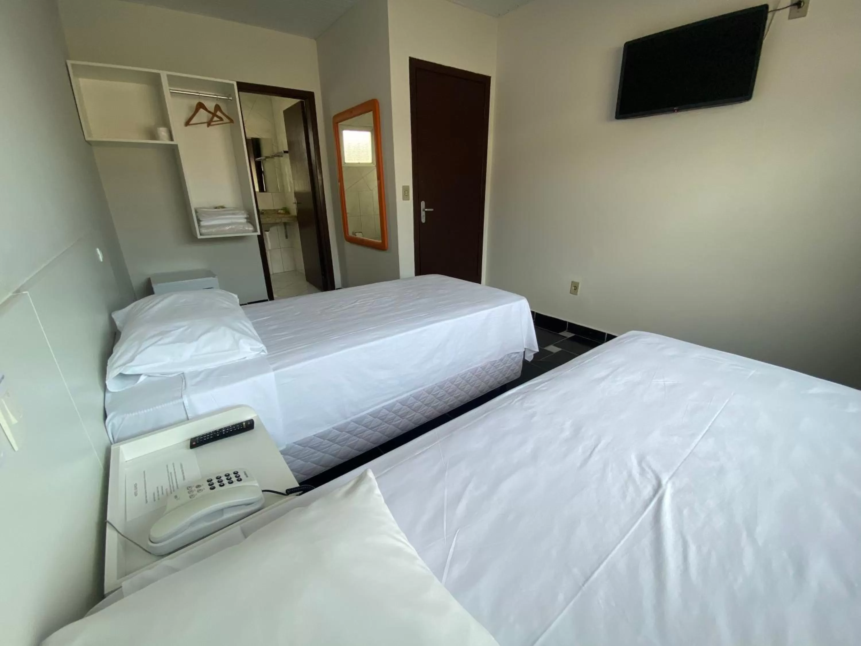 Photo of the whole room, Bed in GUINZA