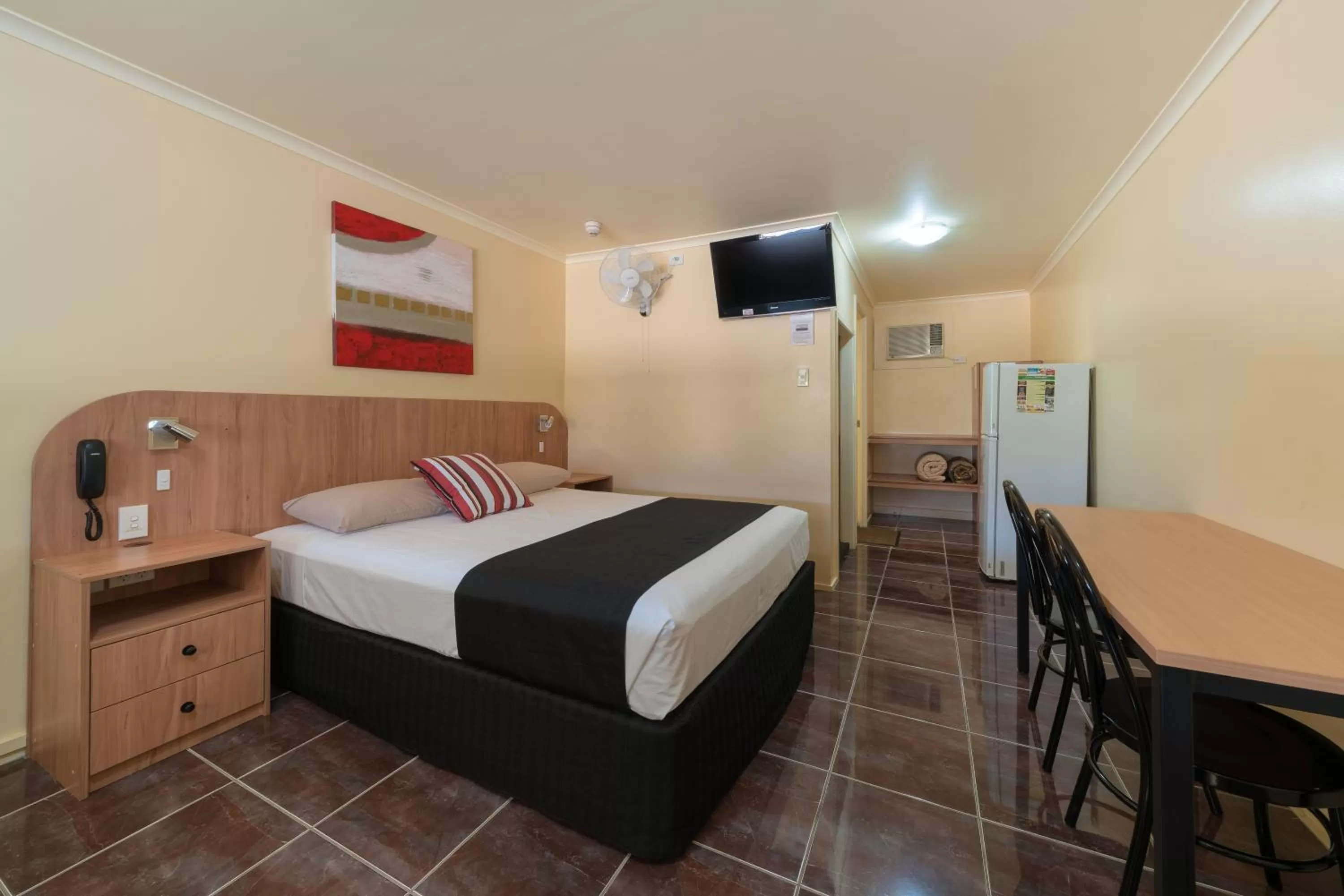 Photo of the whole room, Bed in Winter Sun Motel