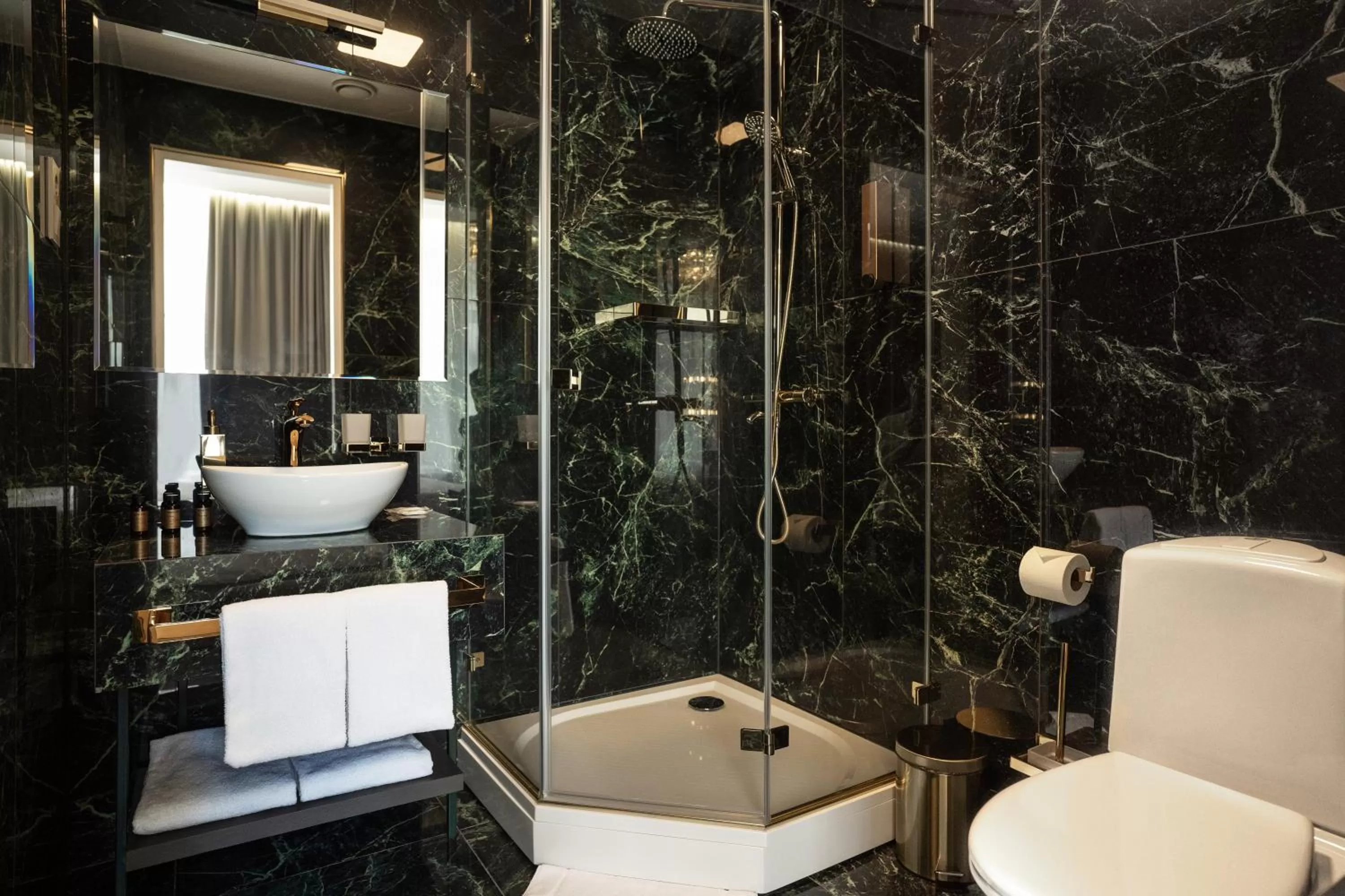 Shower in St Palace Hotel