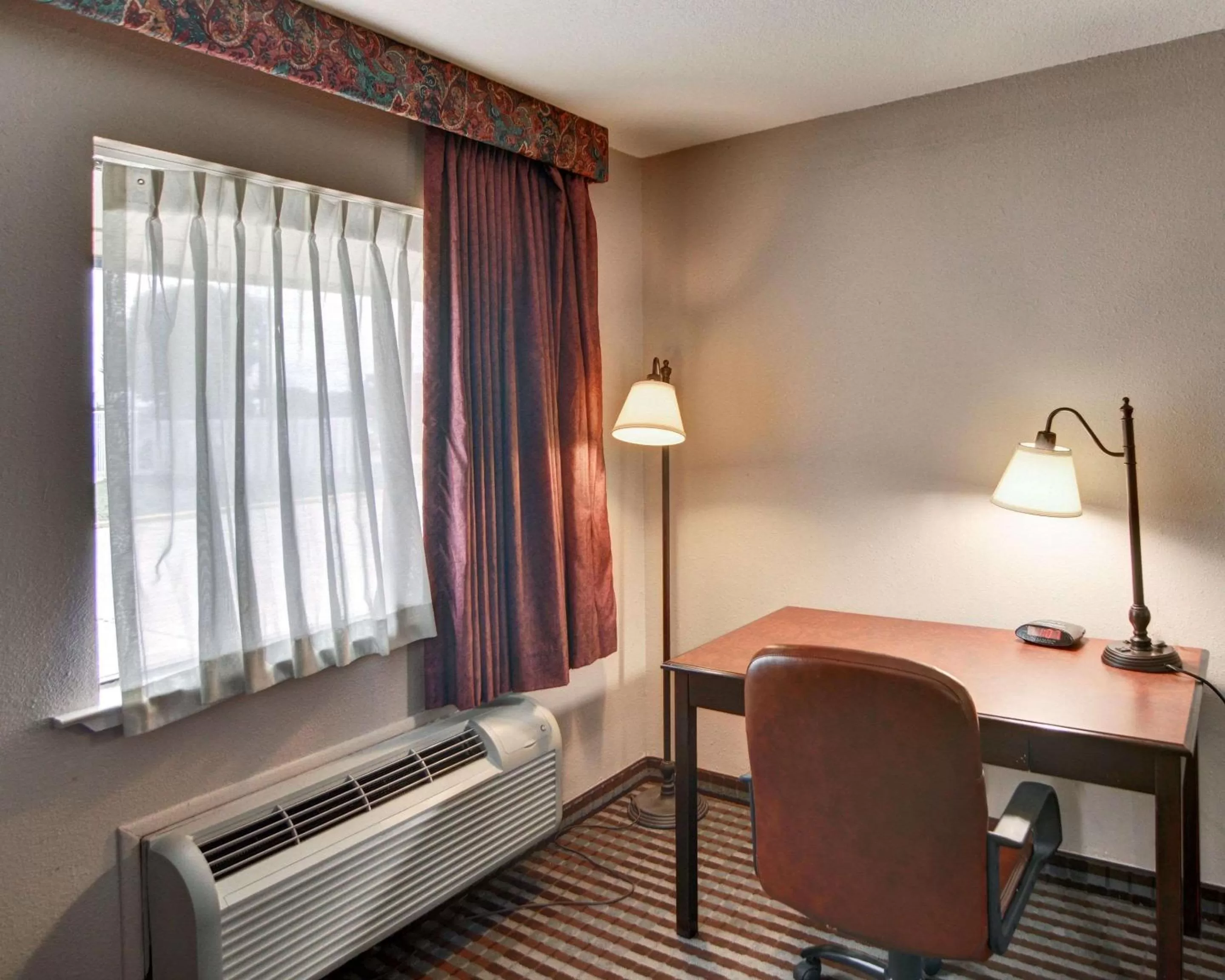 Double Room with Two Double Beds - Smoking in Rodeway Inn Gainesville I-35