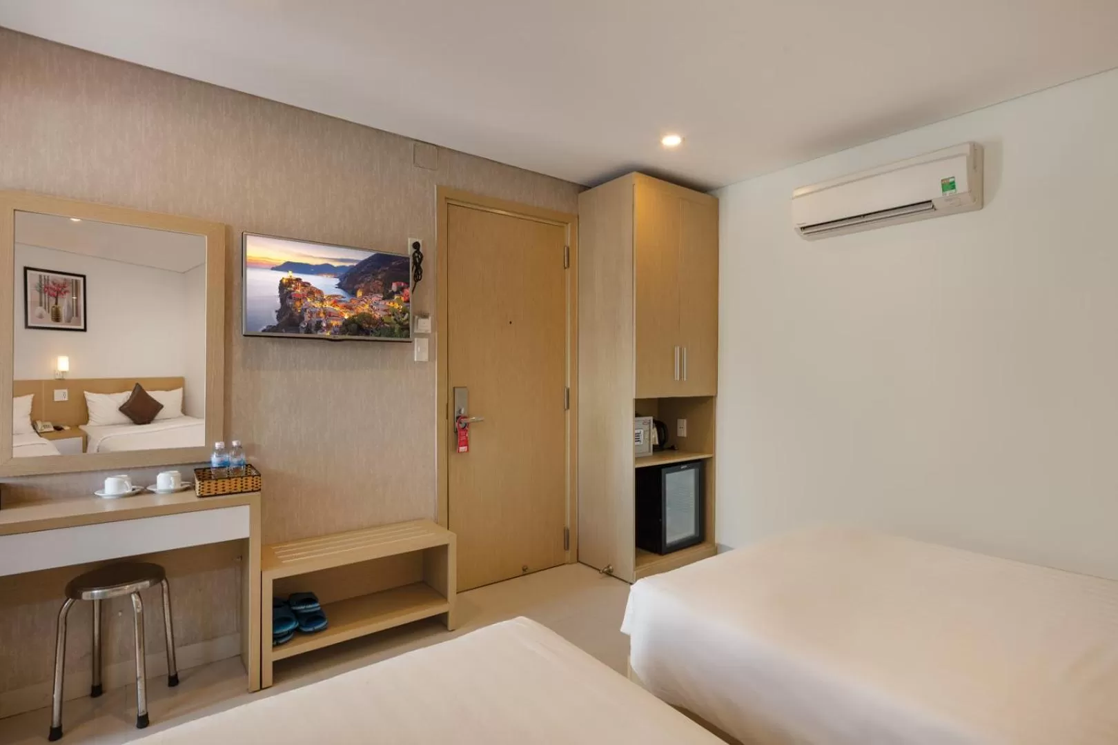 Bed, TV/Entertainment Center in Love Hotel