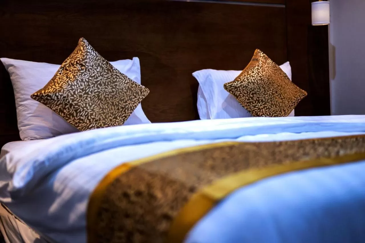 شقق أهلين ثلاثة للشقق المخدومة