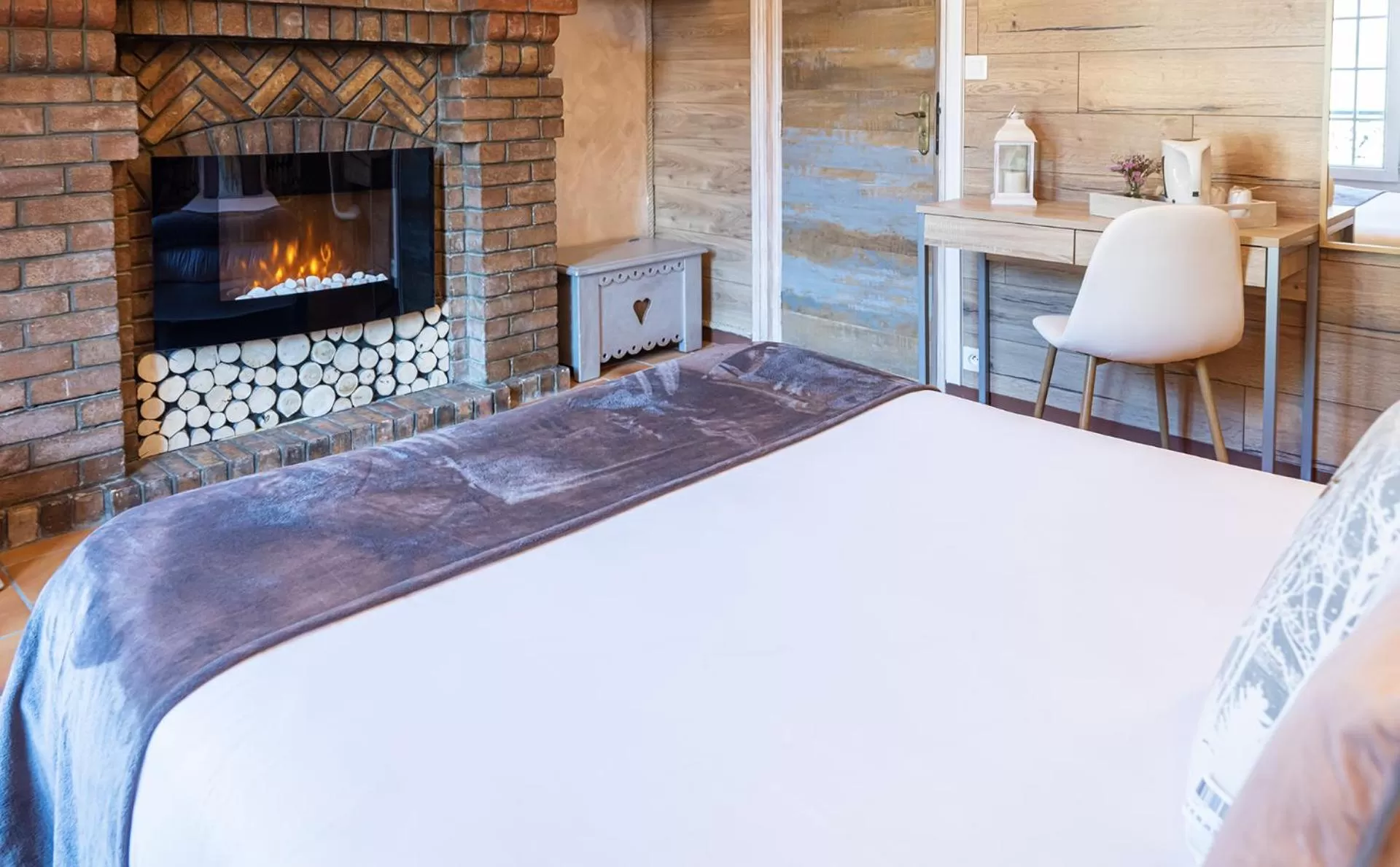 Bed in Hotel La Bonne Auberge