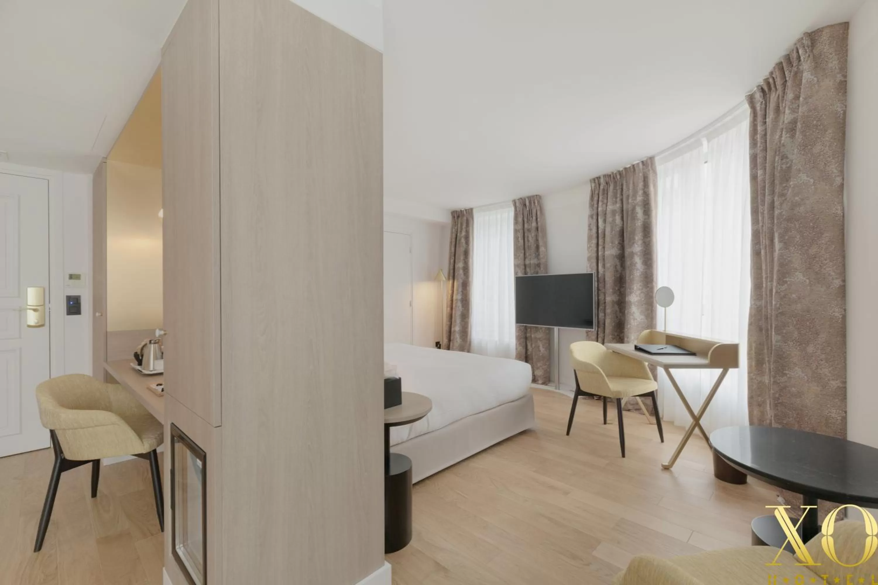 Shower, Bed in XO Hotel Paris