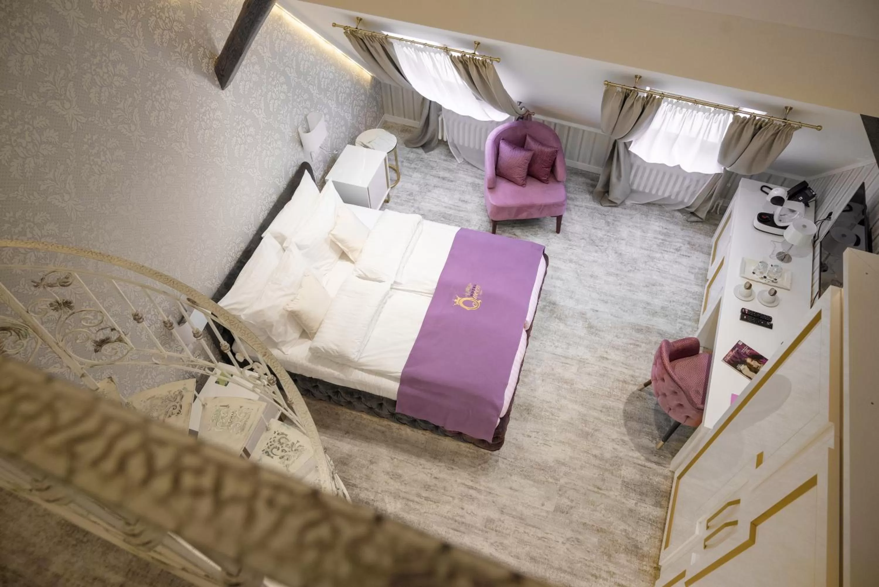 Photo of the whole room, Bed in Queen Palace