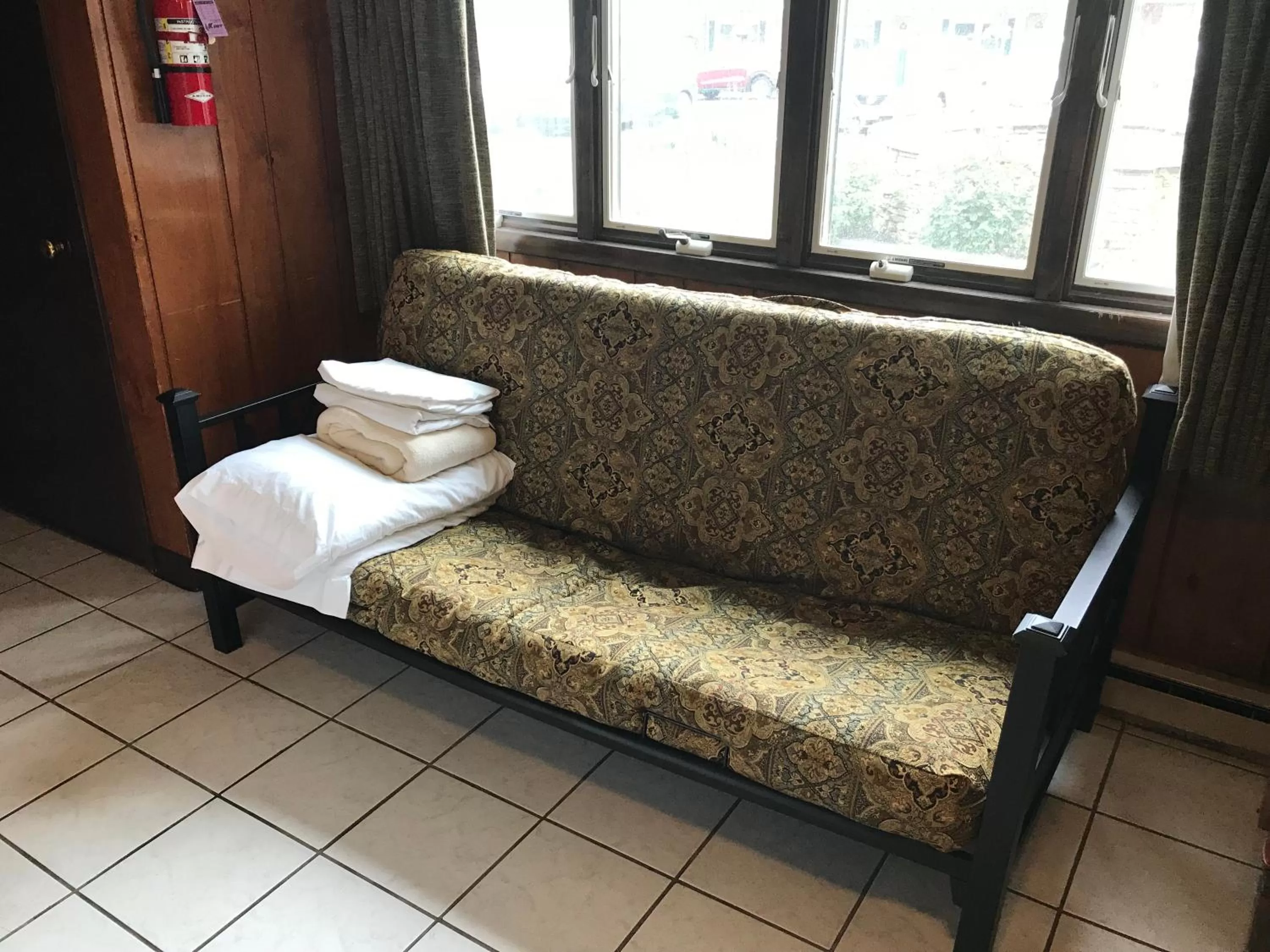 Seating area in Simmons Motel and Suites