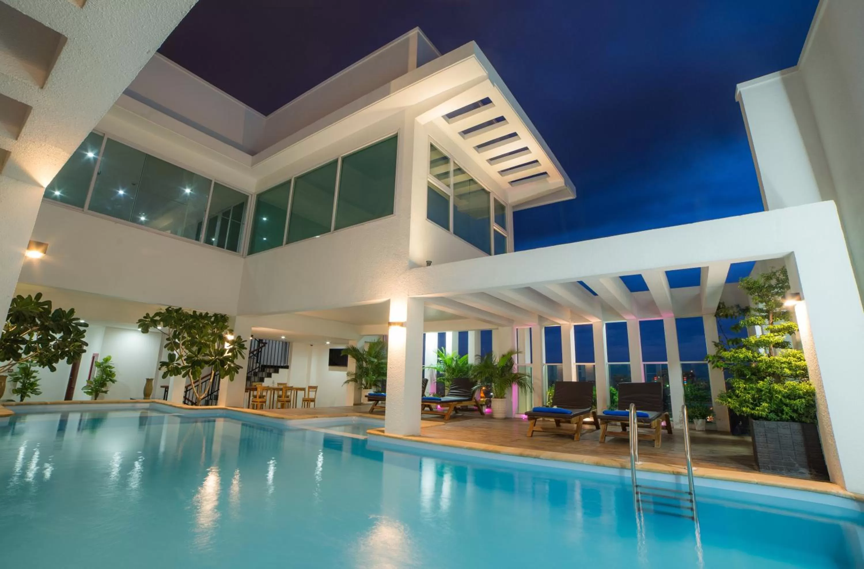 Swimming pool in Phnom Penh Katari Hotel