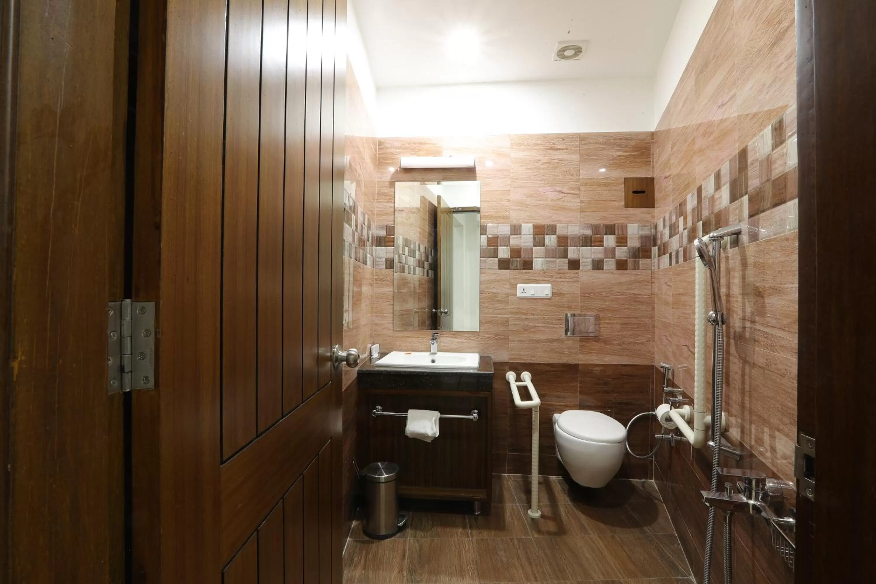 Toilet in Grand Hotel Nawanshahr