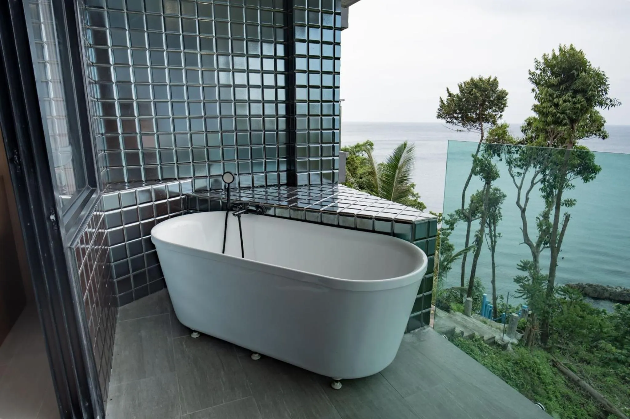 Hot Tub in Cliff Lanta Suite-Koh Lanta Krabi