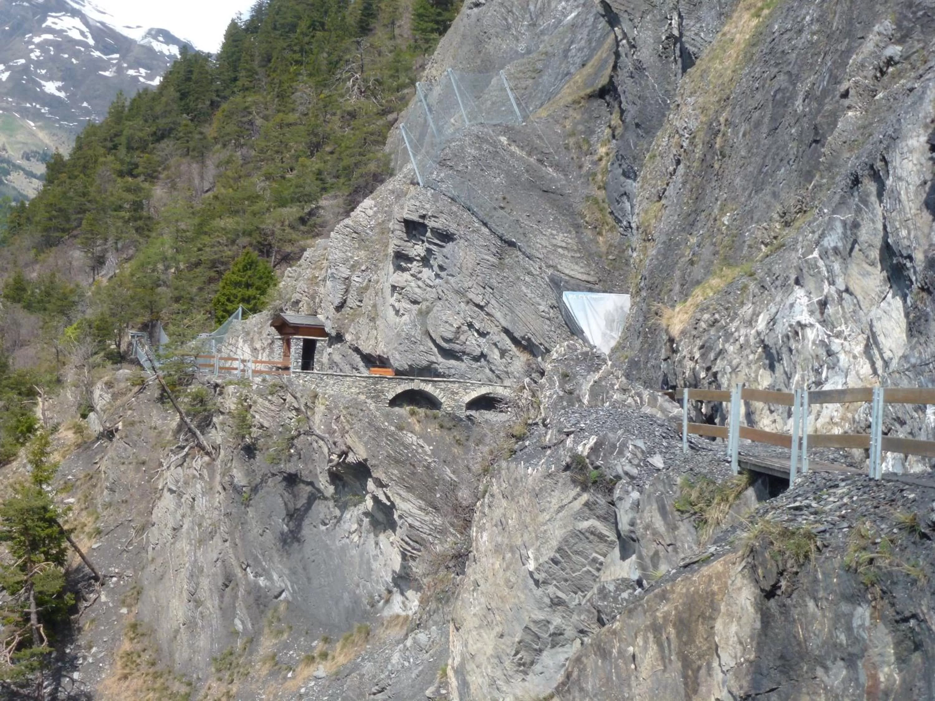 Hiking in bnb Valais - by La Sittelle
