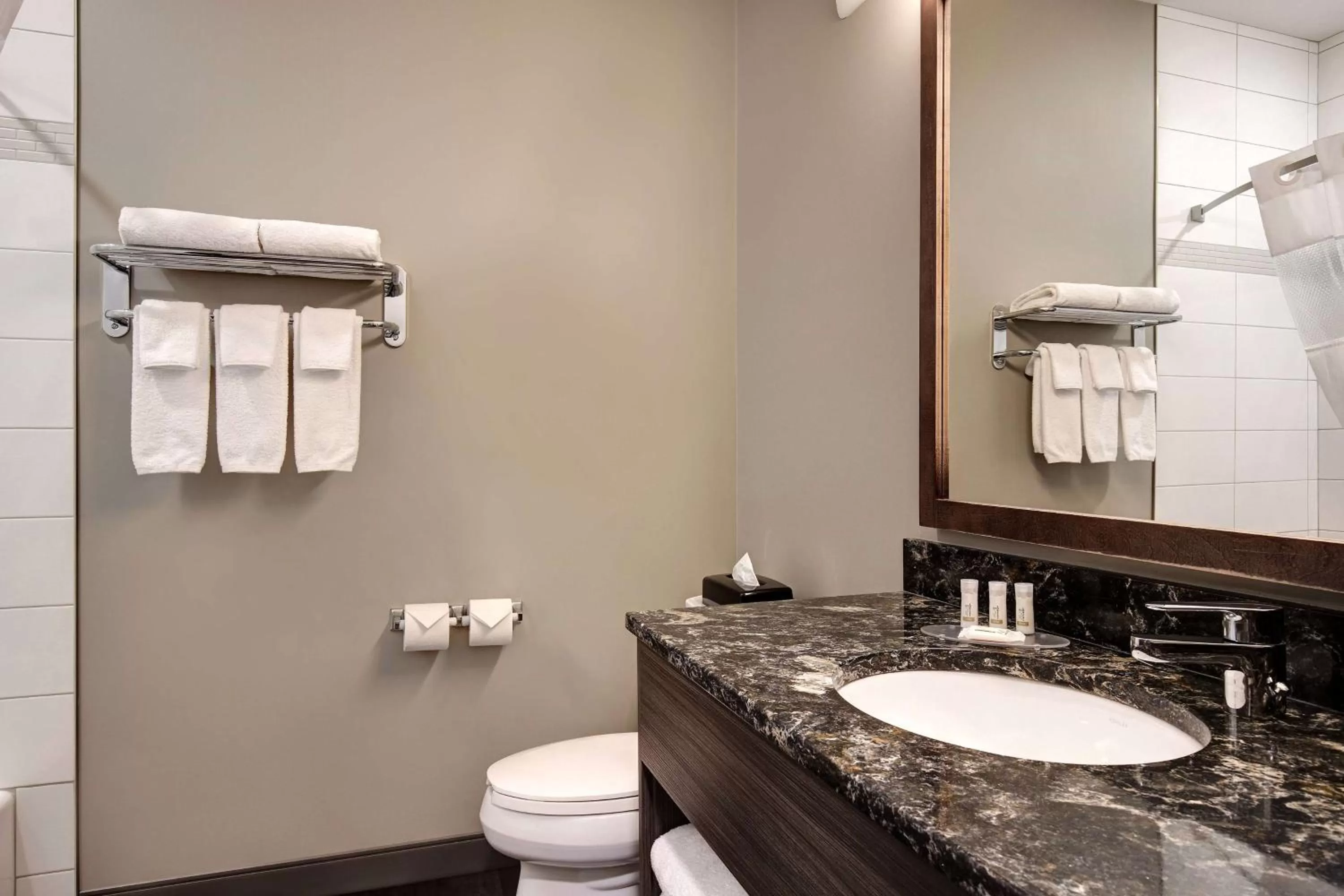 TV and multimedia in Days Inn & Suites by Wyndham Warman