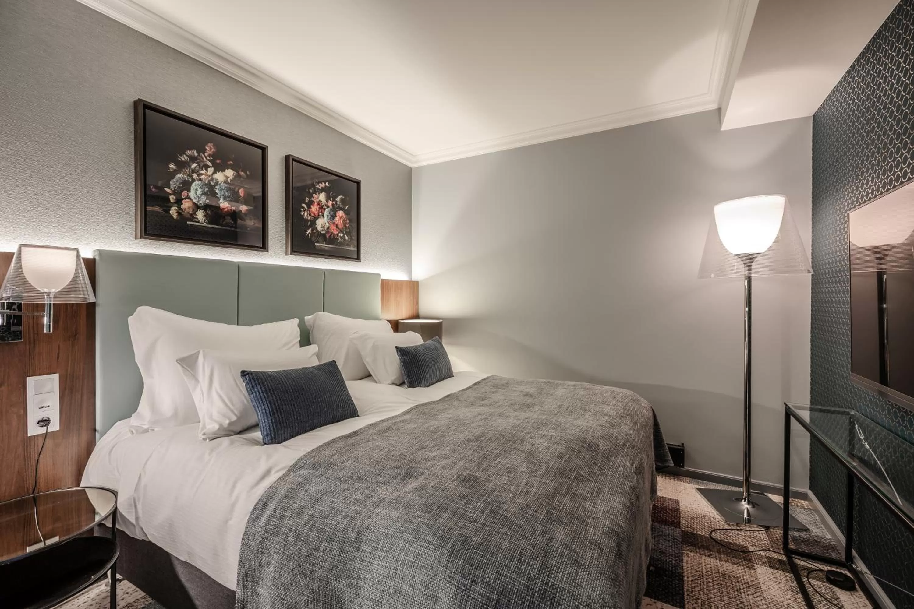 Photo of the whole room, Bed in Home Hotel Bryggen