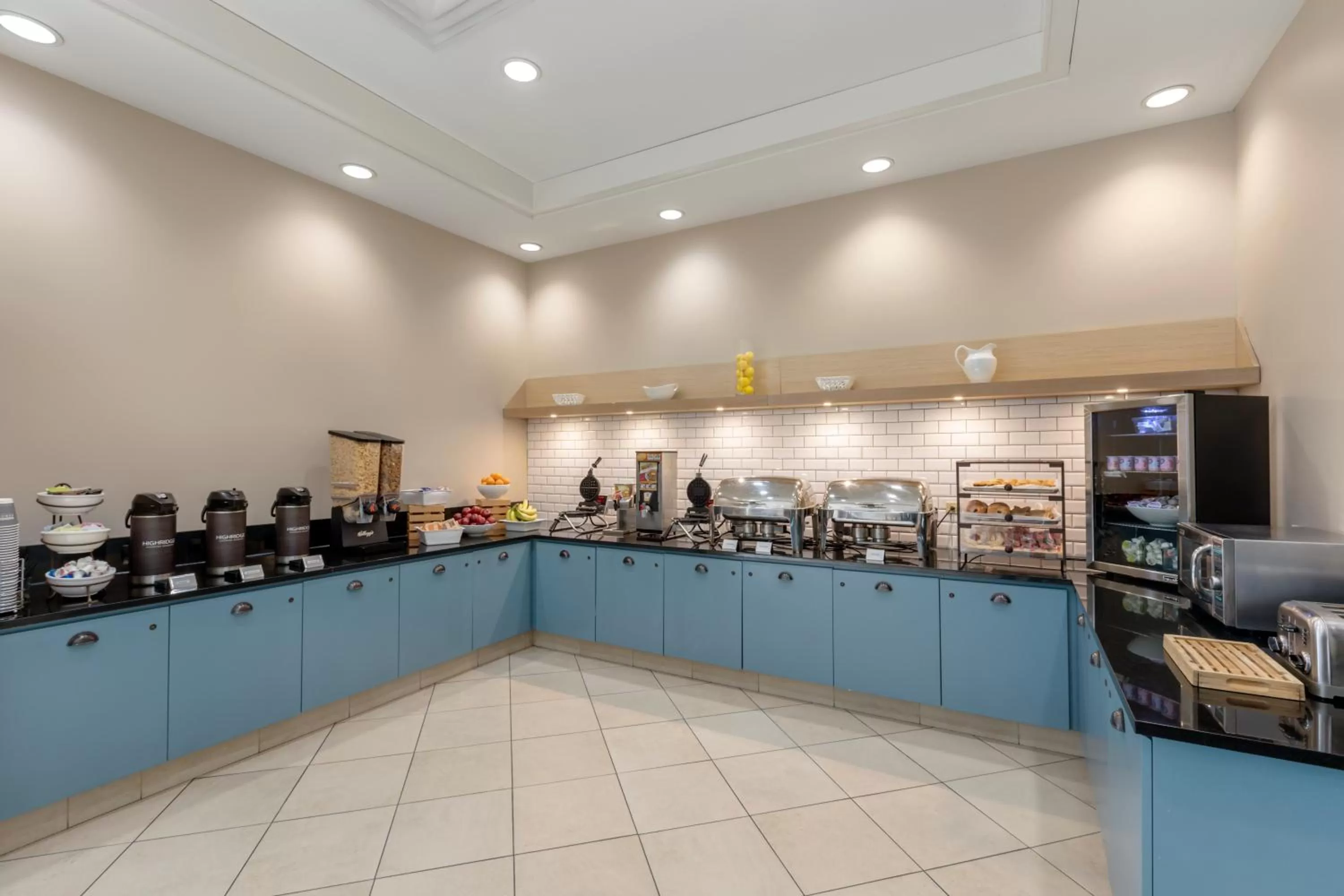 Coffee/tea facilities in Country Inn & Suites by Radisson, Elk Grove Village-Itasca
