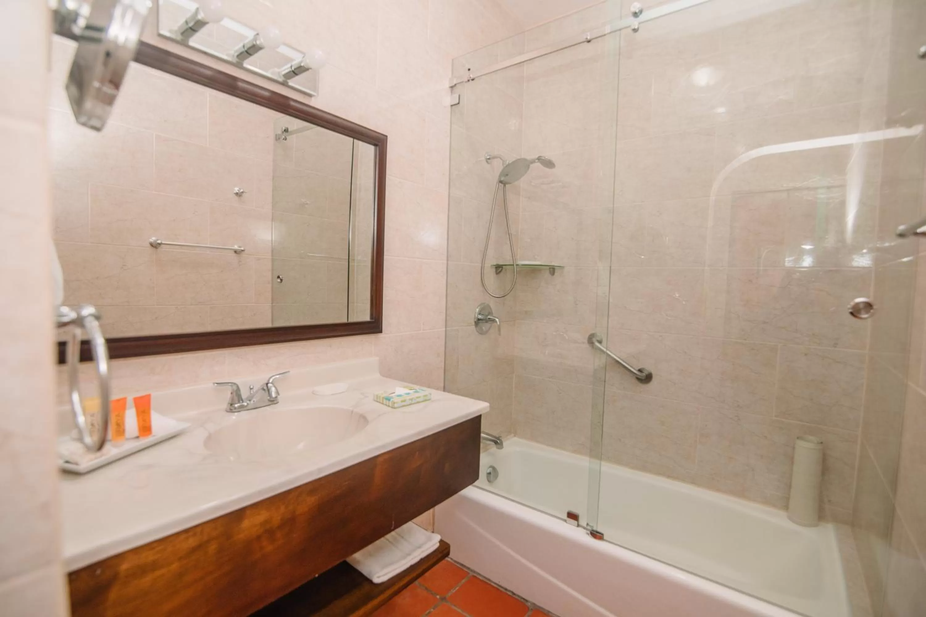 Hot Tub, Bathroom in Hotel El Convento Leon Nicaragua