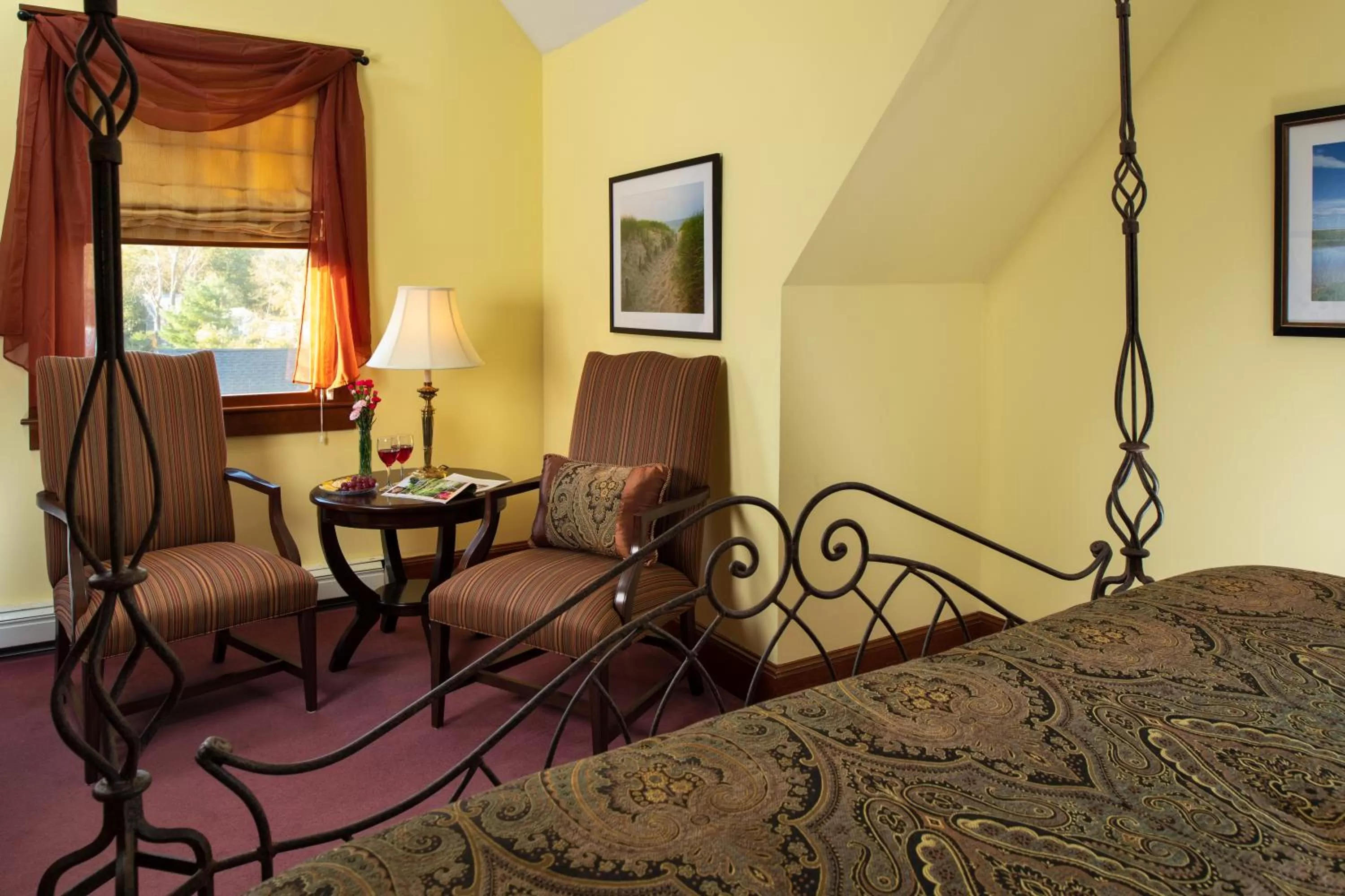 Seating area, Bed in Palmer House Inn