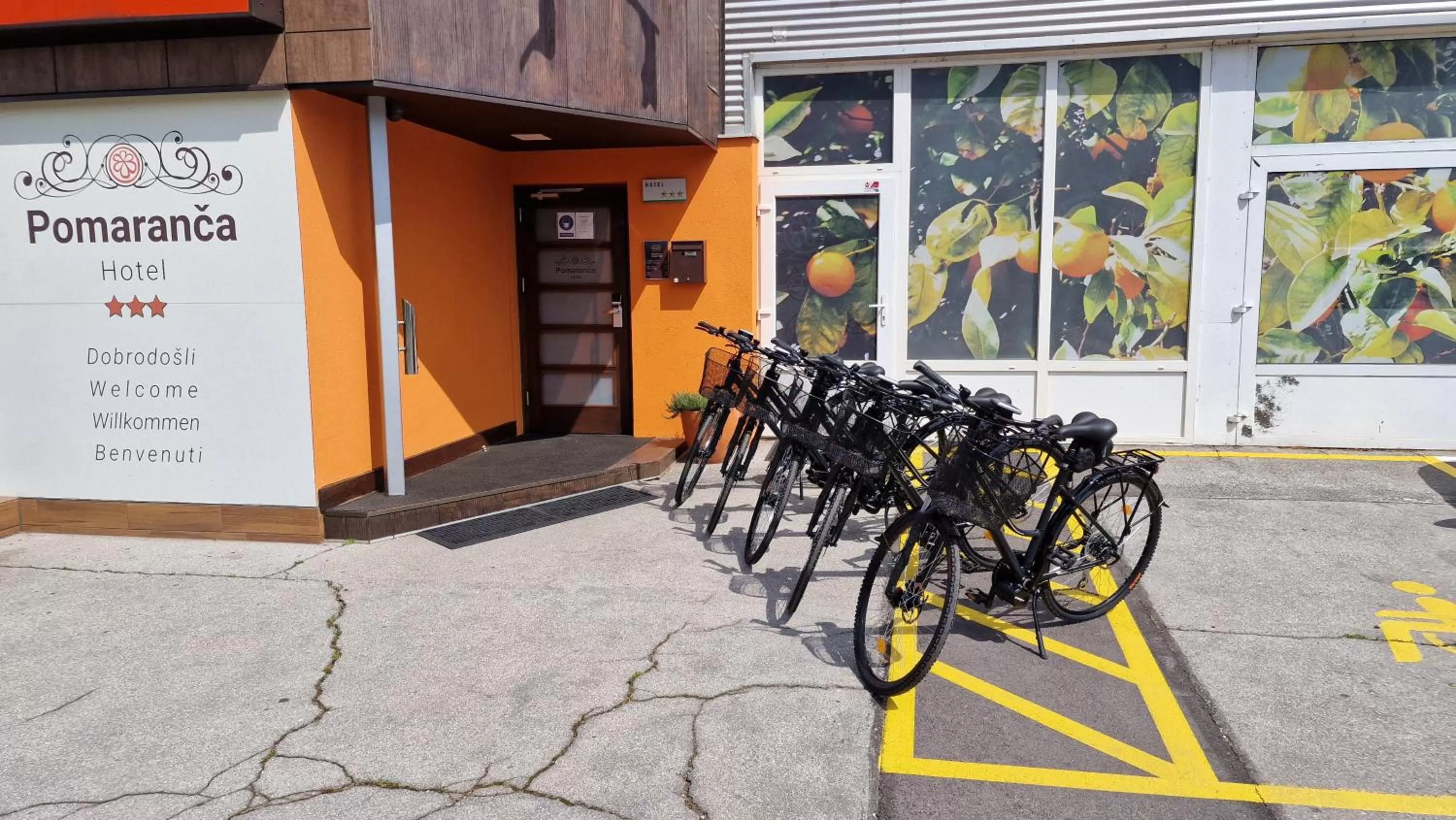 Facade/entrance in Hotel Pomaranča