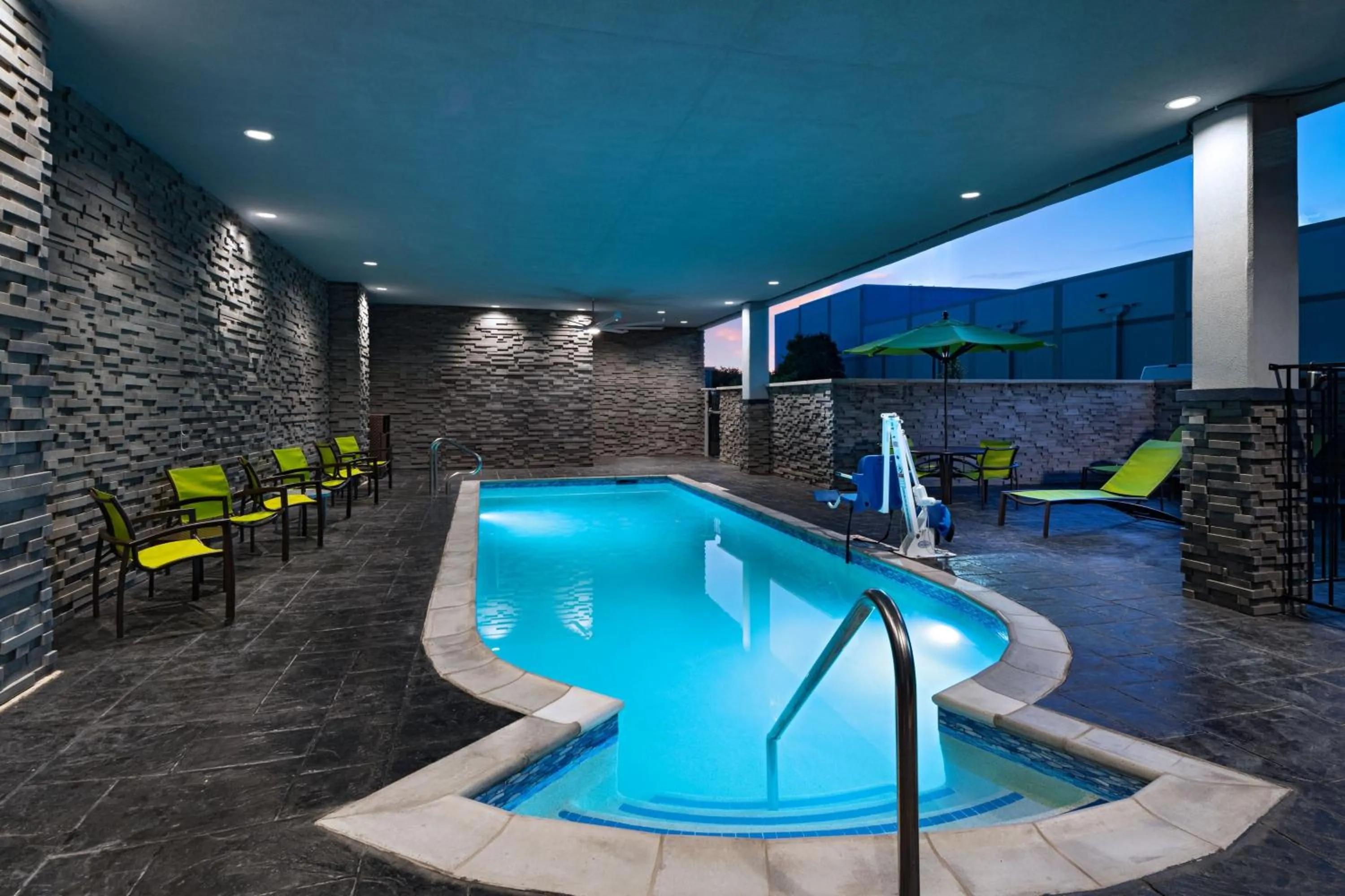 Swimming pool in SpringHill Suites by Marriott Austin North