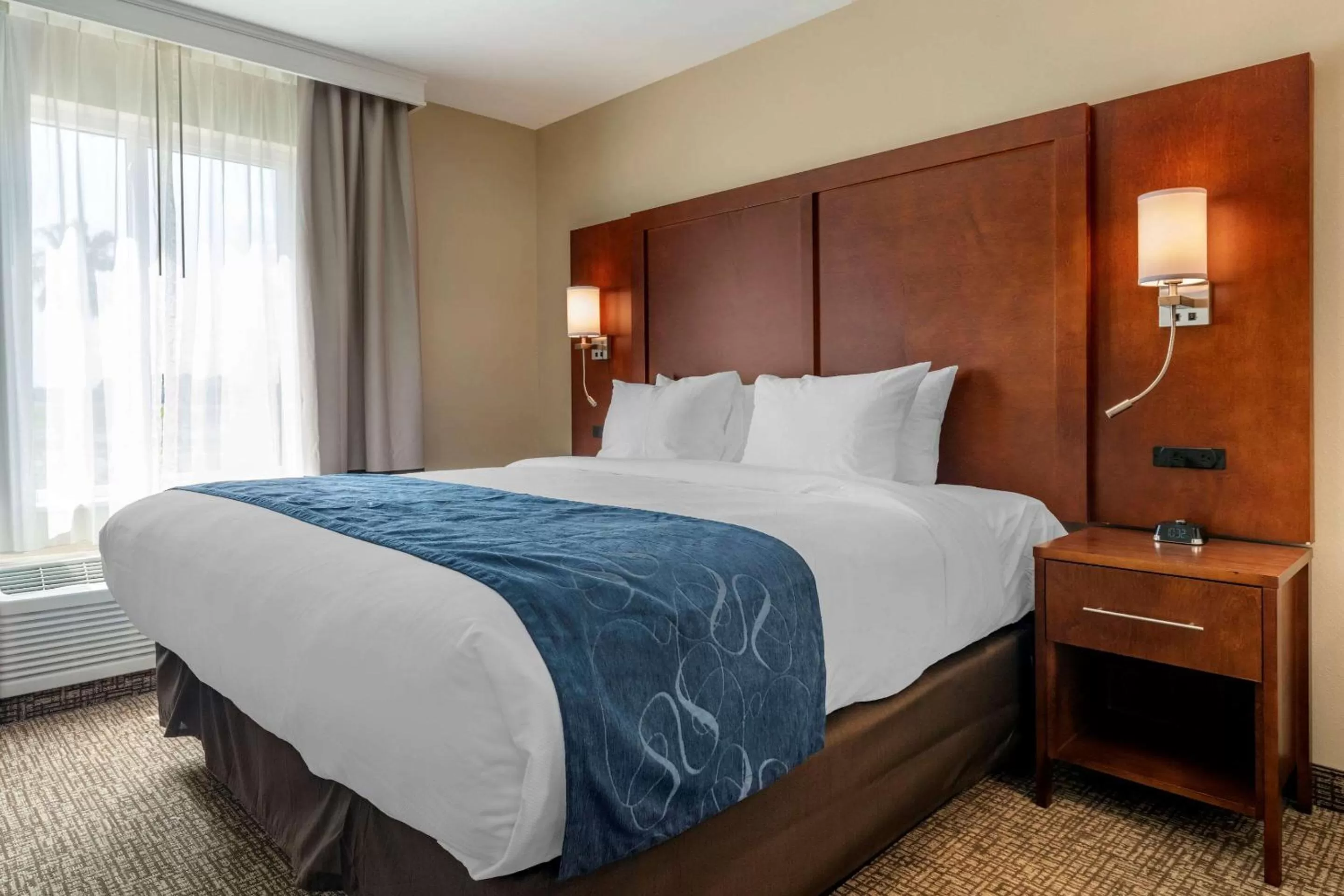 Bedroom, Bed in Comfort Suites Daytona Beach-Speedway