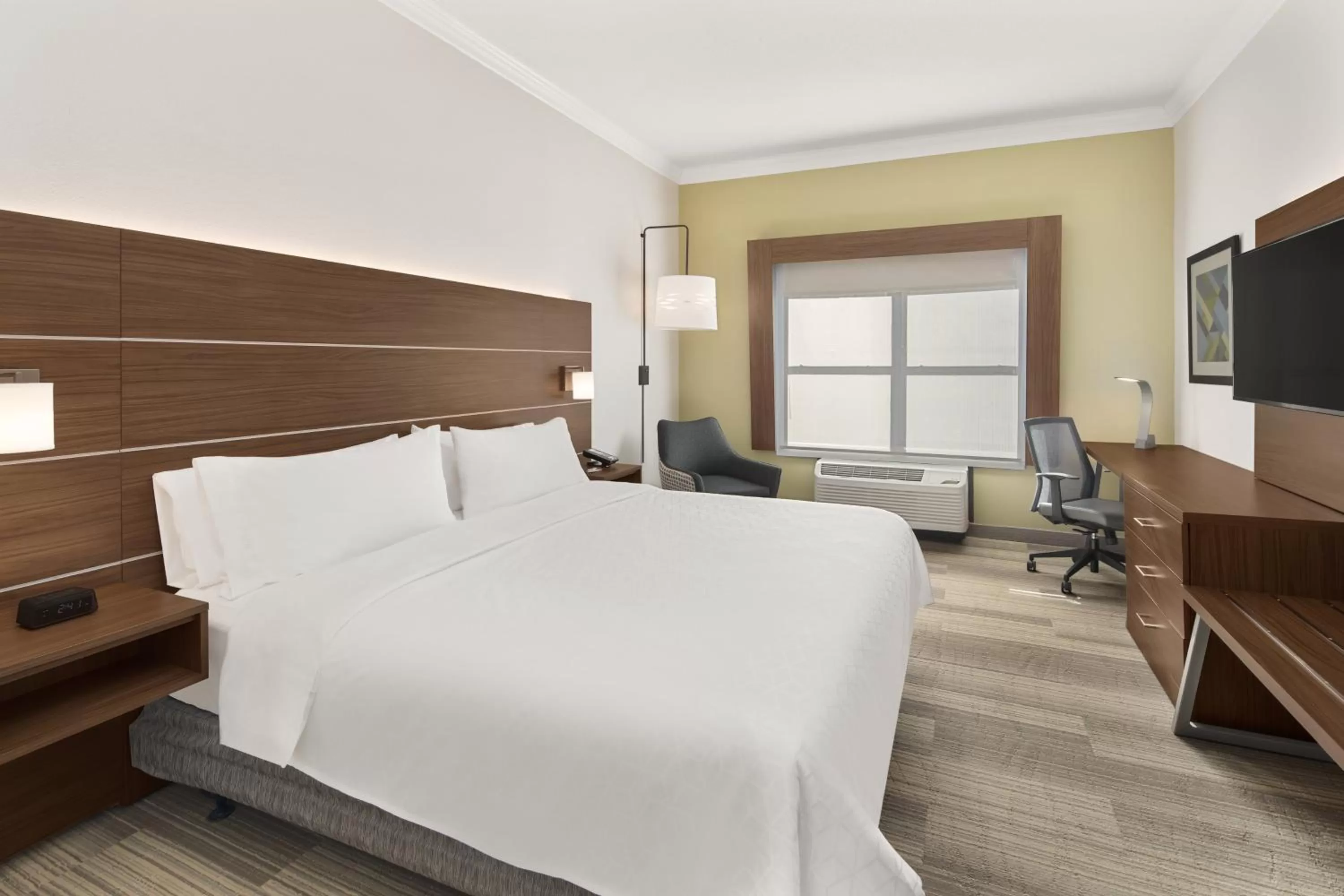 Photo of the whole room, Bed in Holiday Inn Express Hotel & Suites Byron by IHG