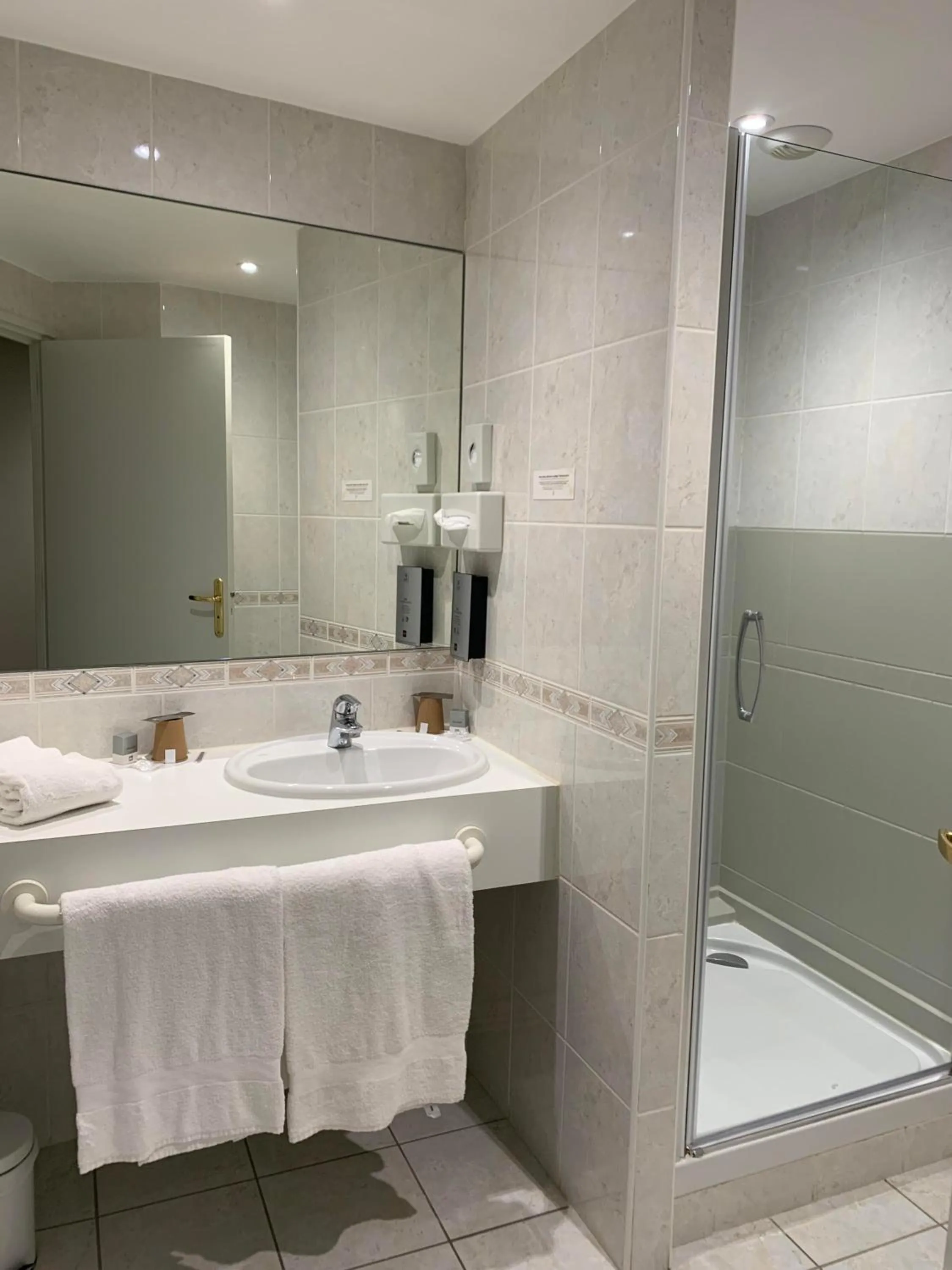 Shower in Logis Hôtel Restaurant Le Moulin de la Coudre