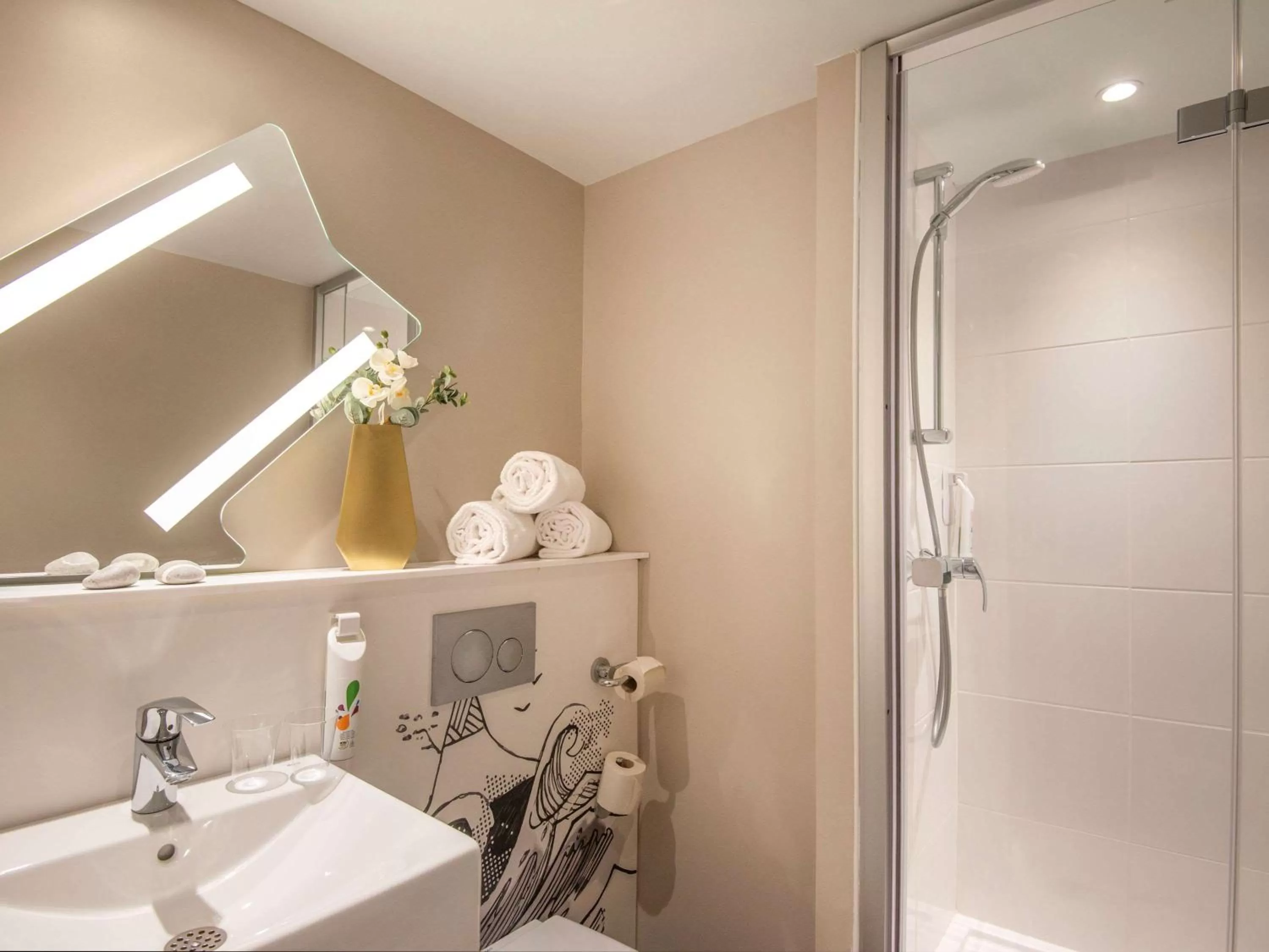 Photo of the whole room in ibis budget Nice Californie Lenval