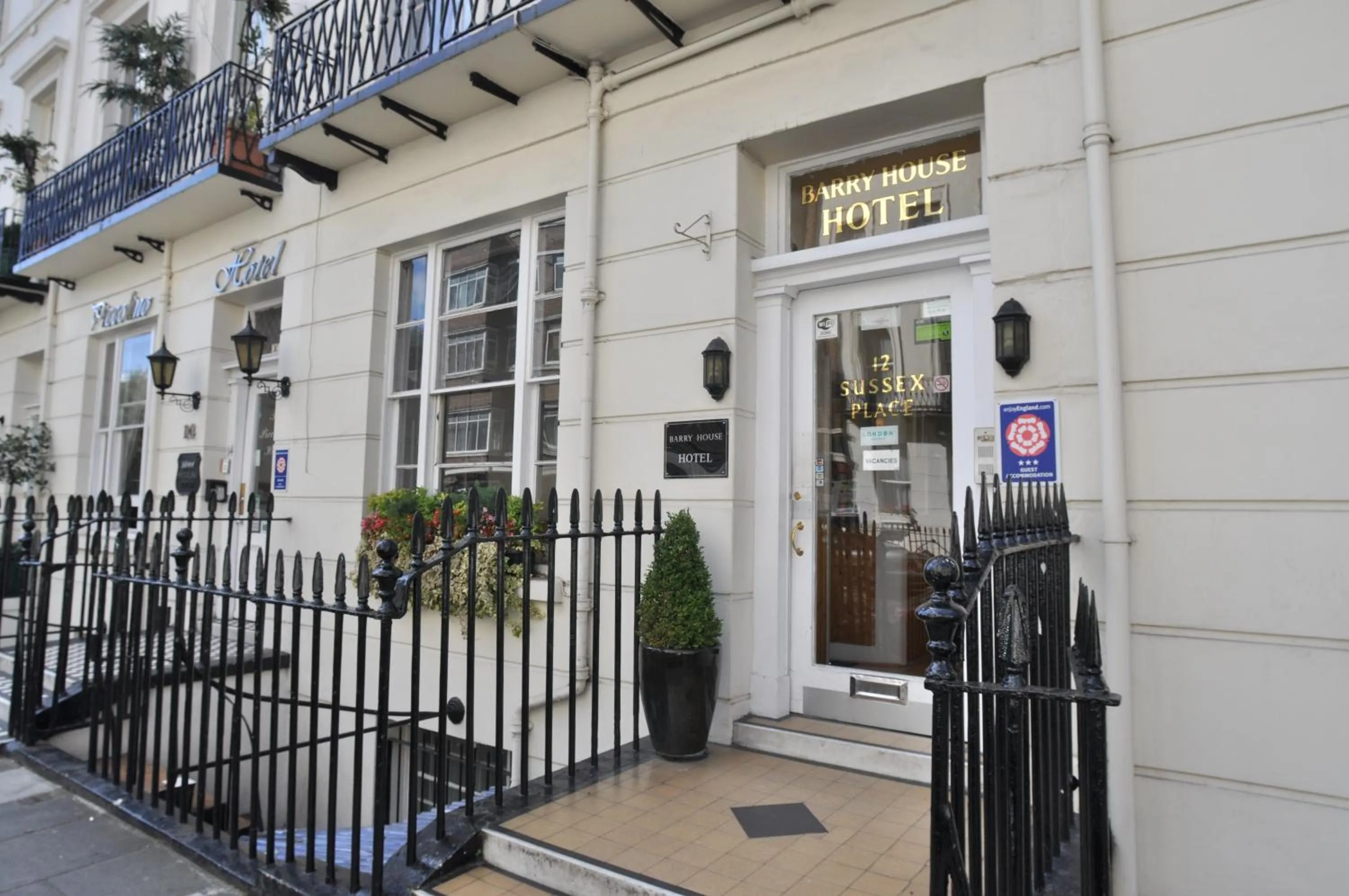 Facade/entrance in Barry House