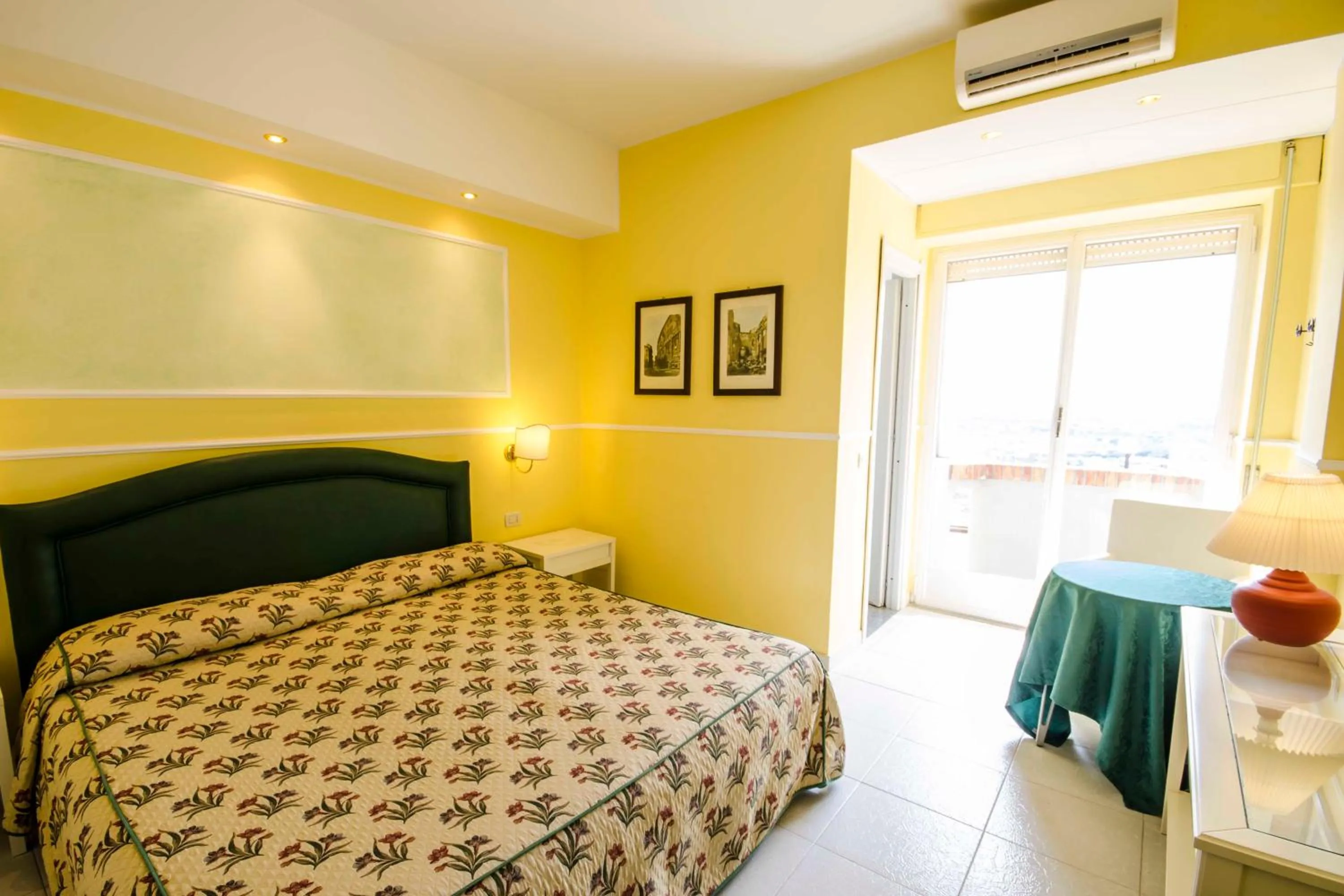 Photo of the whole room, Bed in Hotel Tarconte