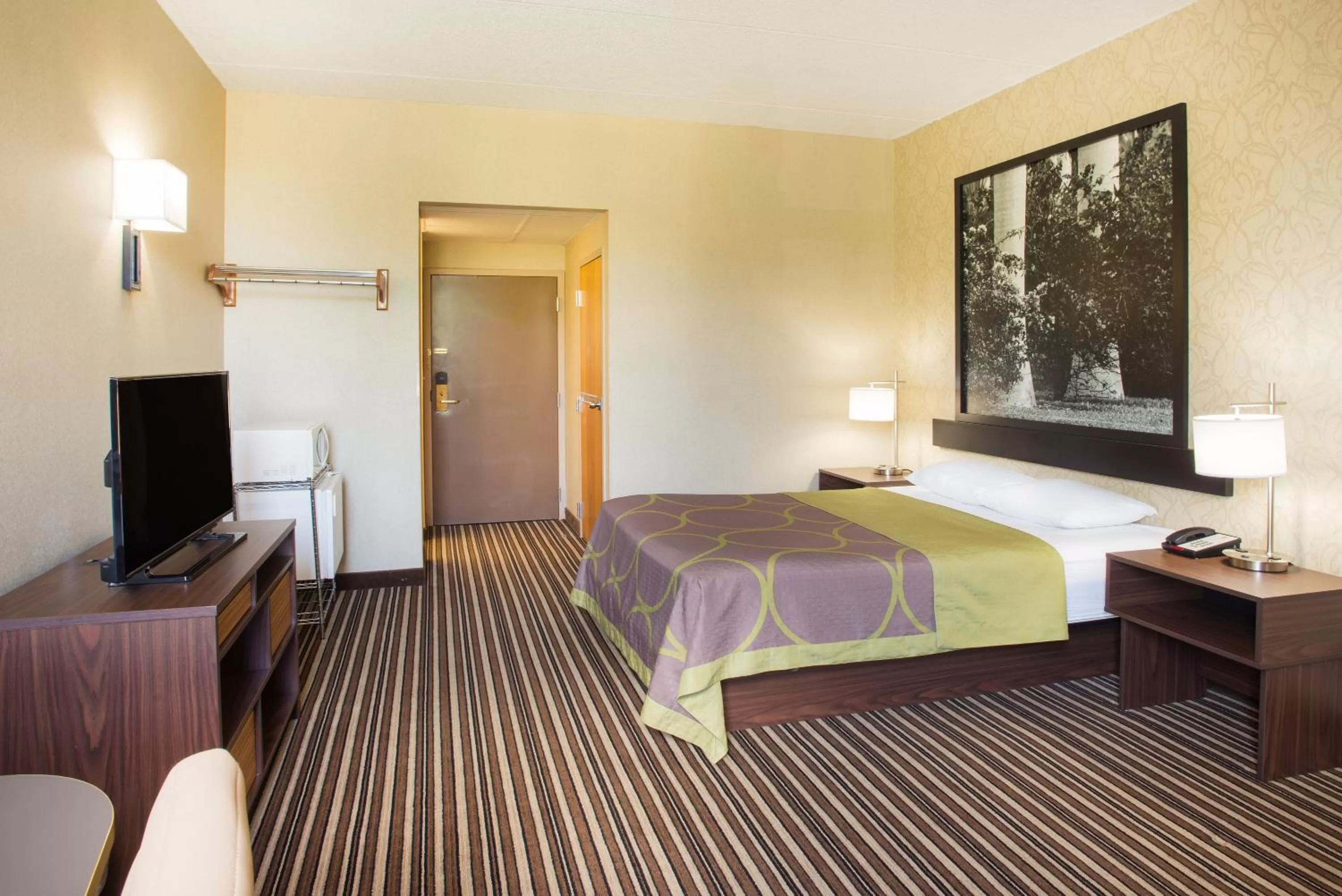 Photo of the whole room, Bed in Super 8 by Wyndham Plattsburgh