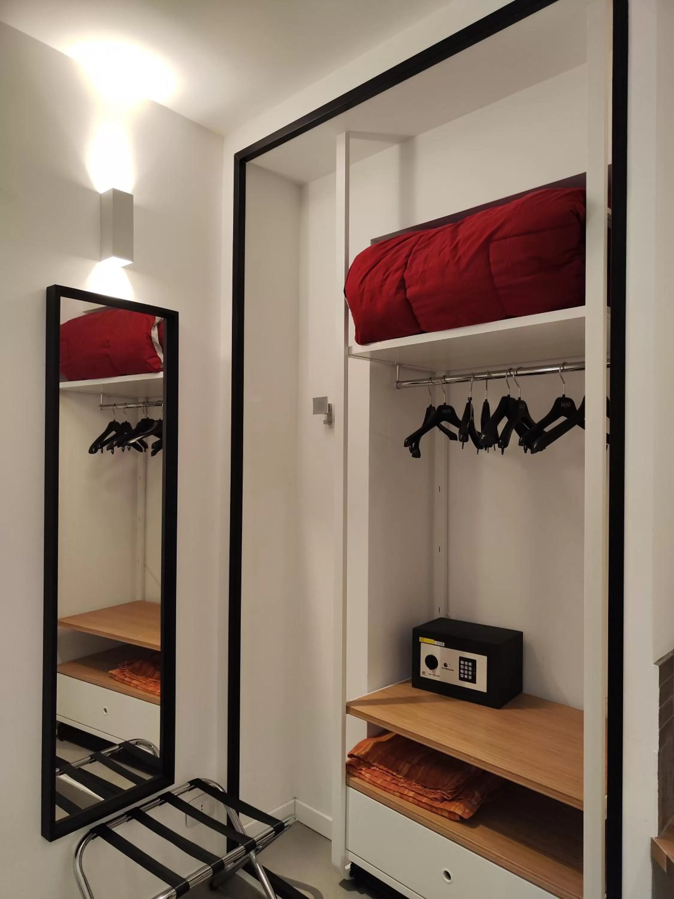 wardrobe, Bed in San Francesco Rooms and Apartment with Terrace in Palermo Locazione Turistica