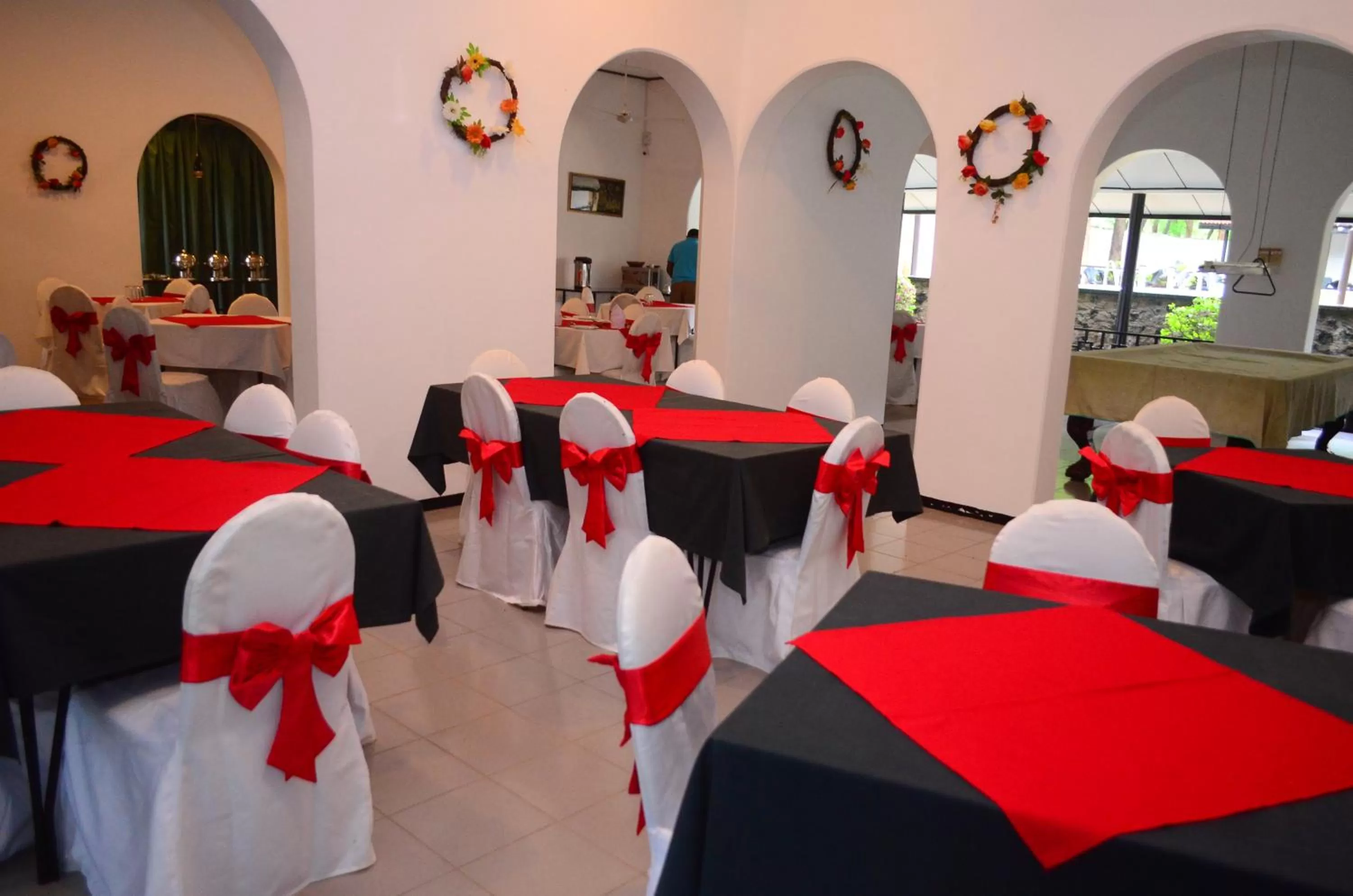 Restaurant/places to eat in Jayasinghe Holiday Resort