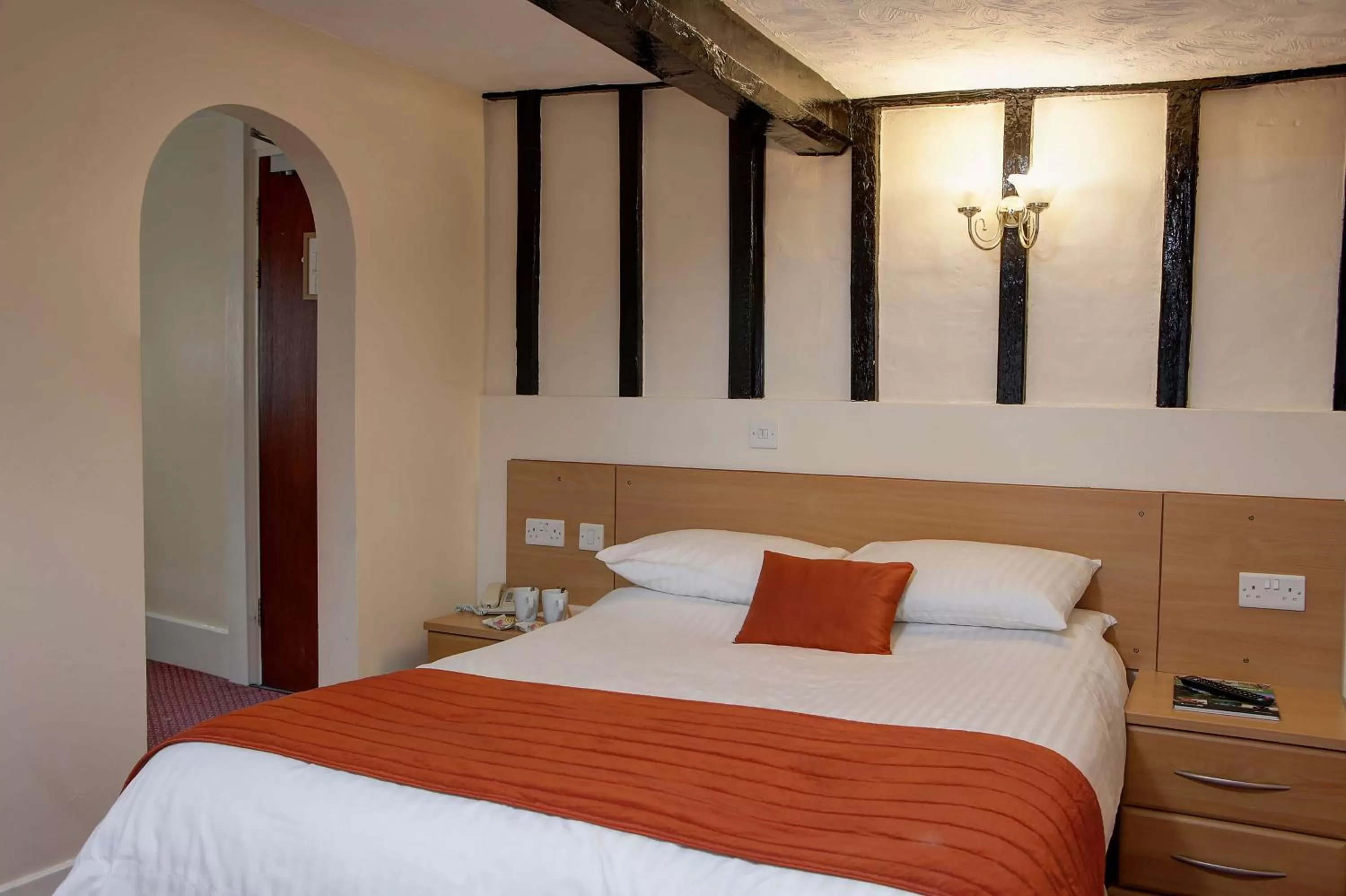 Photo of the whole room, Bed in The Cedars Hotel