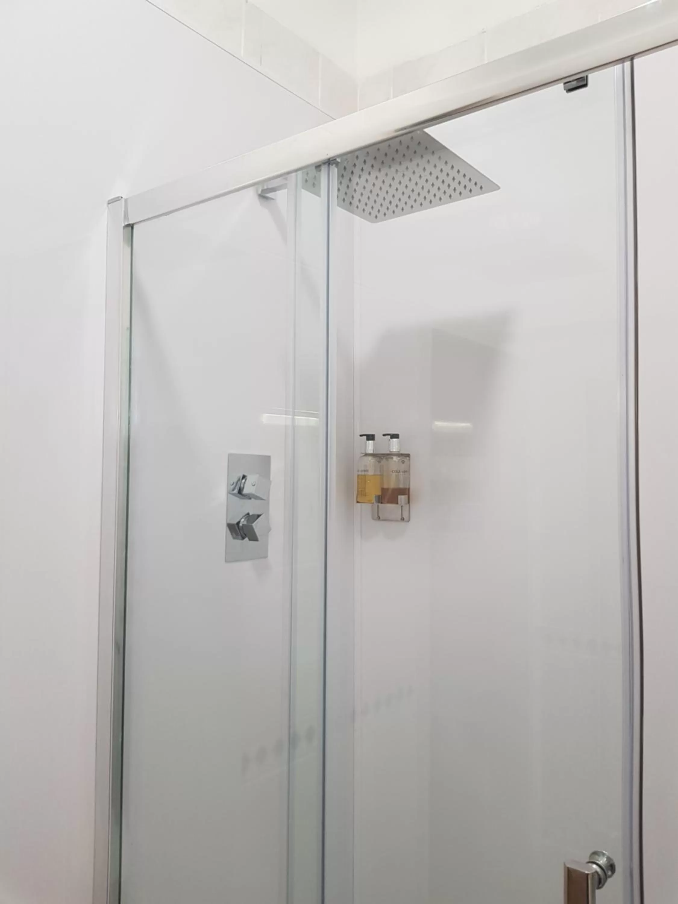 Shower in Aberdeen House