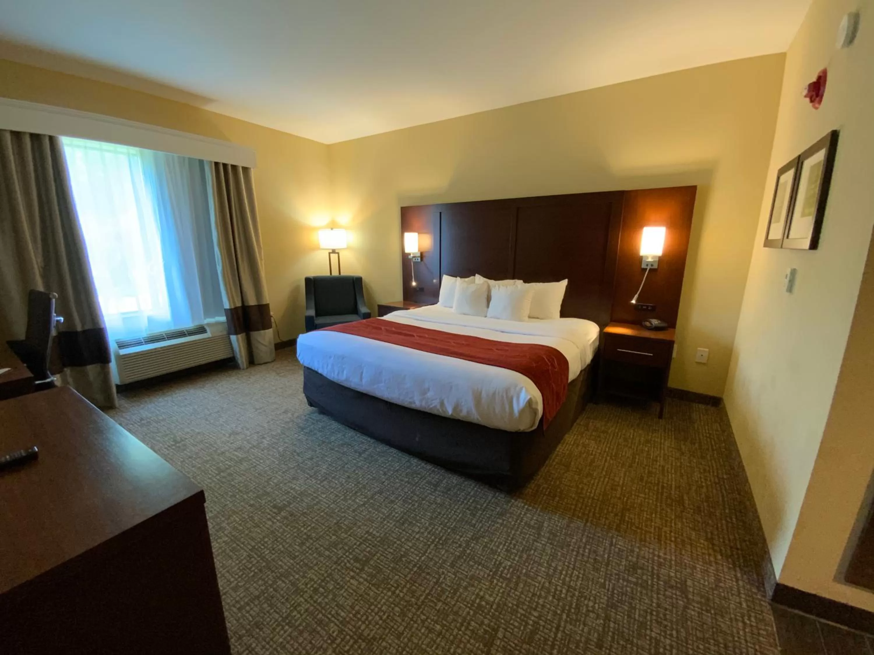 Photo of the whole room, Bed in Comfort Suites Fredericksburg North